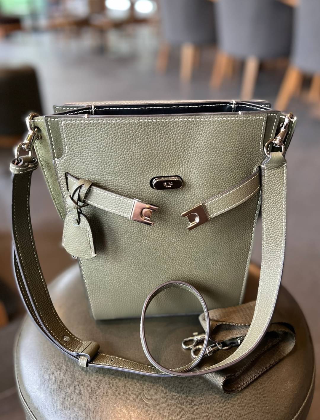 Large TORY BURCH LEE RADZIWILL PEBBIED BAG ((139014)) เป็นรุ่นที่สวย หรู น่าใช้มากๆค่ะ! ลุคหรูดูดีมากๆ กับกระเป๋าสะพายข้างจากTB ใบใหญ่