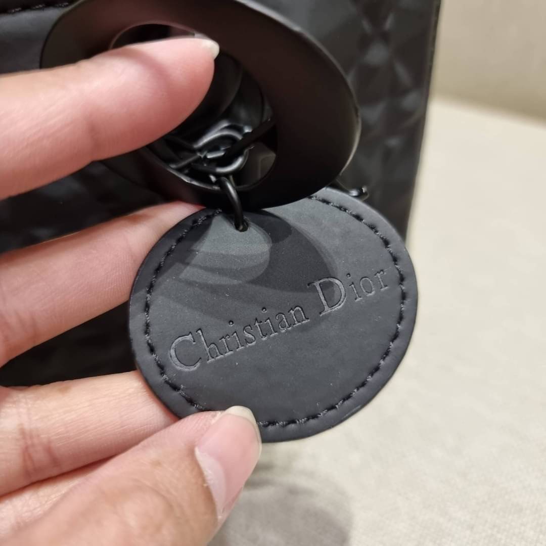 พร้อมส่ง DIOR LADY D-JOY BAG Cannage Calfskin with Diamond Motif / CD LADY D-JOY BAG ดีไซน์ใหม่ อัพเลเวลความหรู กับกระเป๋าสะพายข้างที่รอบนี้ดีไซน์รูปทรงโฉมใหม่ ใช้งานง่ายขึ้น สะดวกใช้มากขึ้น