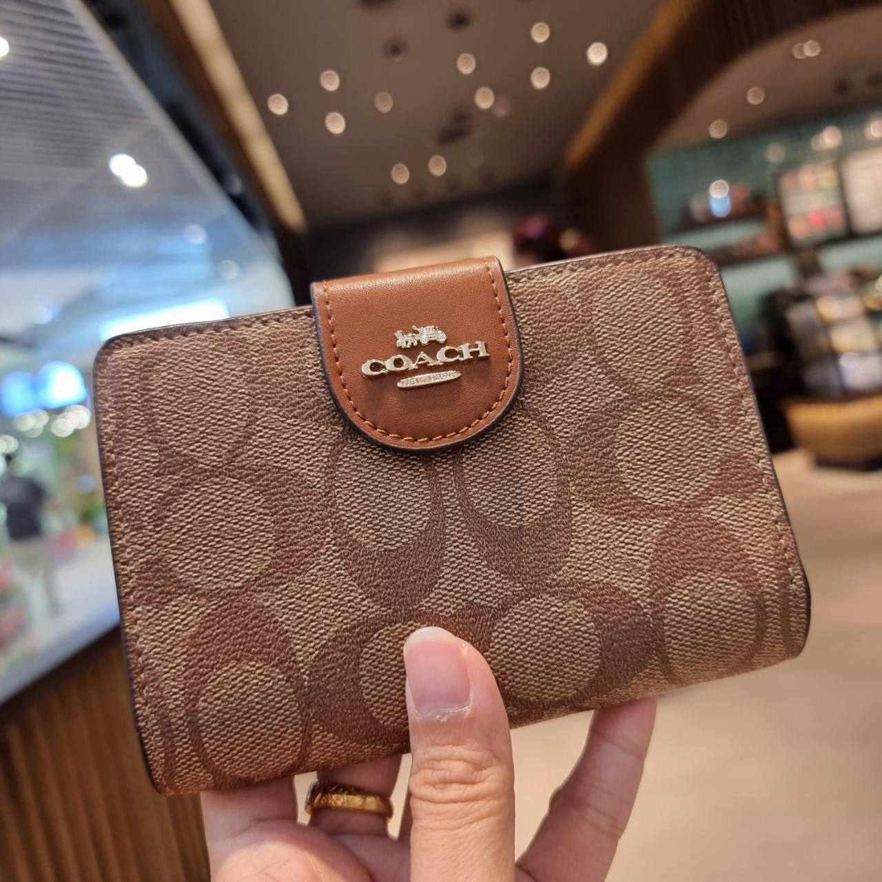 COACH C0082 MEDIUM CORNER ZIP WALLET IN SIGNATURE CANVAS ดีไซน์ใหม่ล่าสุด!! กระเป๋าสตางค์ใบกลาง 👛 ขนาดกำลังเหมาะมือ วัสดุหนังแคนวาสเคลือบลาย ดูแลรักษาง่าย มีช่องใส่บัตรและธนบัตรครบ และช่องซิปแยกไว้ใส่เหรียญ ครบเซ็ทแบบนี้เหมาะส่งต่อเป็นของขวัญที่สุ