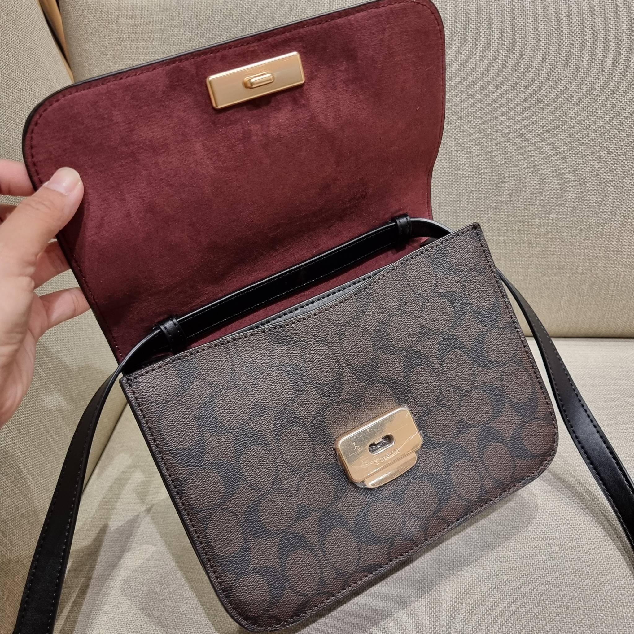 COACH C5633 BRYNN FLAP CROSSBODY IN SIGNATURE CANVAS แซ่บที่สุด ใหม่ที่สุด!! คอลเลคชั่นใหม่!! มองยังไงก็หลงรักละสายตาไม่ไหว กระเป๋าสะพายข้างลุคไฮน์ ที่ดีไซน์ออกมาได้ปัง และดูแพงมากๆ ด้วยดีเทลคลาสสิค รูปทรงใช้งานง่าย เรียบๆแต่มีดีเทล วัสดุหนังแคนวาสสลับหนั