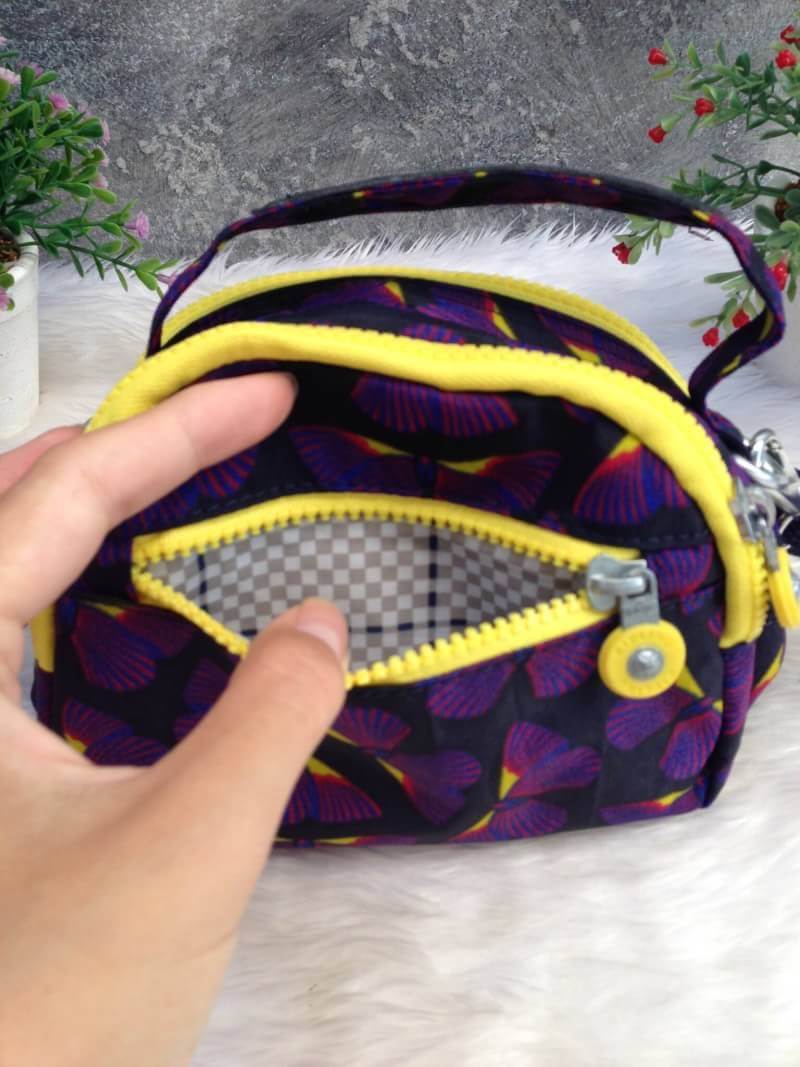 Kipling Mini Shoulder Bag K13869 Outlet Hongkong กระเป๋าสะพายไหล่ใบเล็กน่ารัก วัสดุผ้าไนล่อนกันน้ำอย่างดีตามแบบฉบับแบรนด์ แบ่งเป็นช่องซิป 3 ช่อง มีหูจับ ด้านในบุผ้าแบรนด์ มาพร้อมพวงกุญแจน้องลิง ใบนี้จุของได้เยอะน้ำหนักเบาค่ะ เหมาะมากกับการสะพายไปเที่ยวชิว