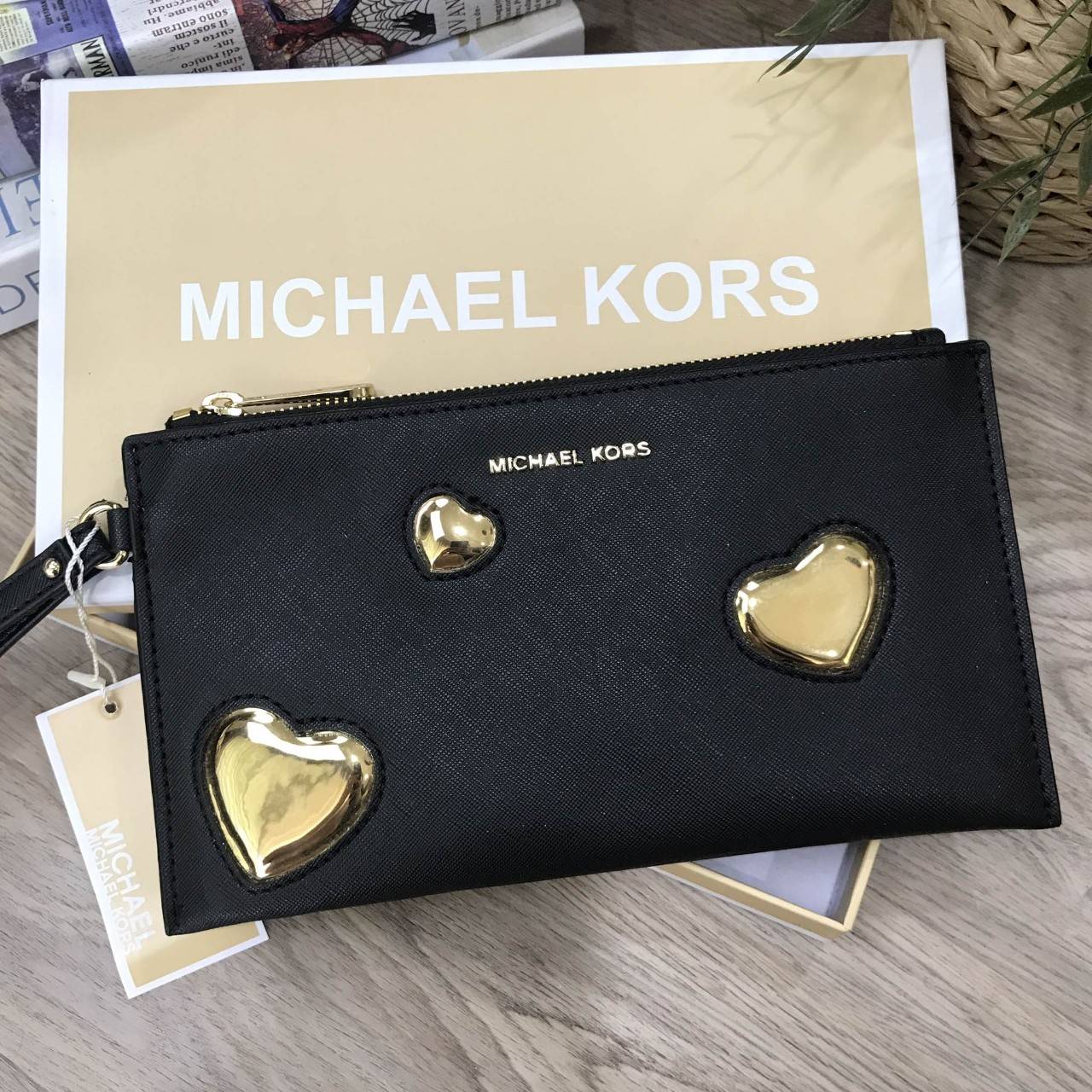 NEW ARRIVAL! Michael Kors Jet Set Travel Large Heart Clutch 2018 กระเป๋าคลัชรุ่นใหม่ล่าสุดขนาดกำลังดีด้านหน้าประดับโลโก้แบรนด์อะไหล่ทองแต่งด้วยหัวใจสวยโดดเด่น เปิดปิดด้วยซิปมาพร้อมสายคล้องมือ ภายในมีช่องใส่บัตร สามารถใส่กระเป๋าสตางค์ iphone8+ได้ ภาพถ่ายจา