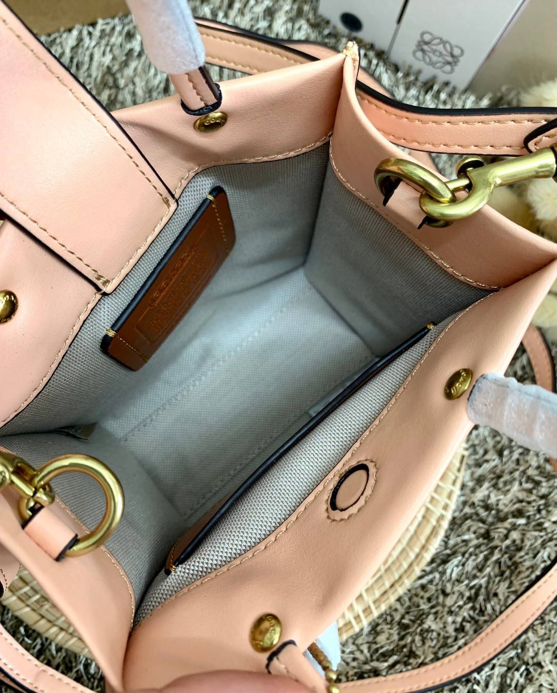 COACH MINI CASHIN TOTE ((C4828)) 💥พร้อมส่งที่ไทยรุ่นใหม่ล่าสุดค่ะ! กระเป๋าขนาดมินิ หนังแท้ หนังนิ่มสวย น่าใช้มากๆค่ะ ปากกระเป๋าแบบแม่เหล็ก ภายในสามารถใส่กระเป๋าเงินใบกลางได้;มือถือแบบตั้งได้ทุกรุ่น;ของจำเป็นจุกจิกสาวๆได้หลายอย่างนะคะ;พร้อมช่องเสีย