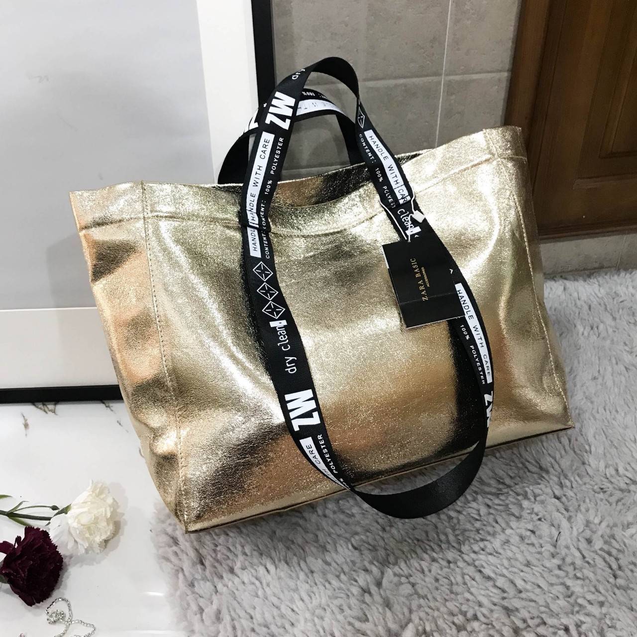 Zara shopper bag กระเป๋าสะพายสี mettalic สุดชิค จากแบรนด์ Zara ค่ะ น้ำหนักเบา สาย print สีดำลายเพิ่มดีเทล มีสายสะพายไหล่ ภายในโล่งกว้าง เปิดปิดด้วยกระดุมแม่เหล็ก ใบนี้จะใช้ไปเรียน ไปทำงานหรือไปเที่ยวก็เหมาะค่ะ