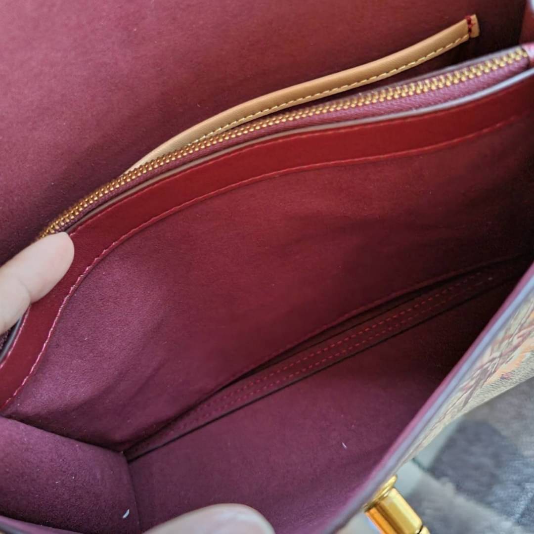 COACH 54649 PARKER IN SIGNATURE CANVAS WITH PRAIRIE FLORAL PRINT กลับมาอีกครั้ง!! กับไอเท็มสุดฮ็อต ที่สาวๆตามหากันนักหนา จัดมาแบบจุใจไปเลย ความสวยแซ่บไม่ต้องพูดเยอะ วัสดุหนังแคนวาสสลับหนังเรียบสวยคม พร้อมดีไซน์ลายดอกไม้โดดเด่น เปิด-ปิดง่ายด้วยตัวบิดล็อค ภ