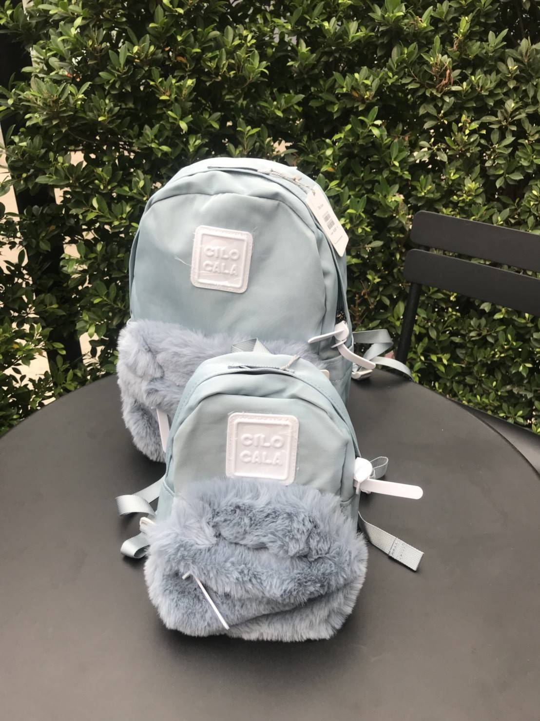 มาแล้ววว แบรนน้องใหม่ CILO CALA กระเป๋าเป้ที่ตอนนี้ฮิตในกลุ่มสาววัยรุ่นที่ญี่ปุ่น และนี้เป็นรุ่นลิมิตเตด CILOCALA FUR BACKPACK สะดุดตาตรงที่มีขนเฟอร์นุ่มนิ่ม อยู่ตรงช่องกระเป๋าซิปด้านหน้า ทำให้ใบนี้ดูน่ารัก หวาน ฟรุ้งฟริ้งขึ้น