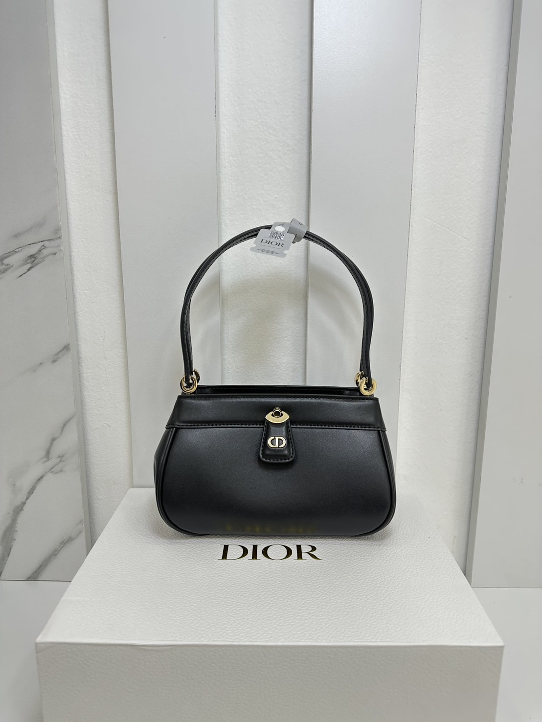 DIOR KEY BAG small 8" กระเป๋าสะพายไหล่รุ่นใหม่ กระเป๋าถือที่ฮ็อตสุดๆ เพราะ Sold out หมดเว็บไซต์เป็นที่เรียบร้อยด้วยดีไซน์ที่ดูหรูหรา
