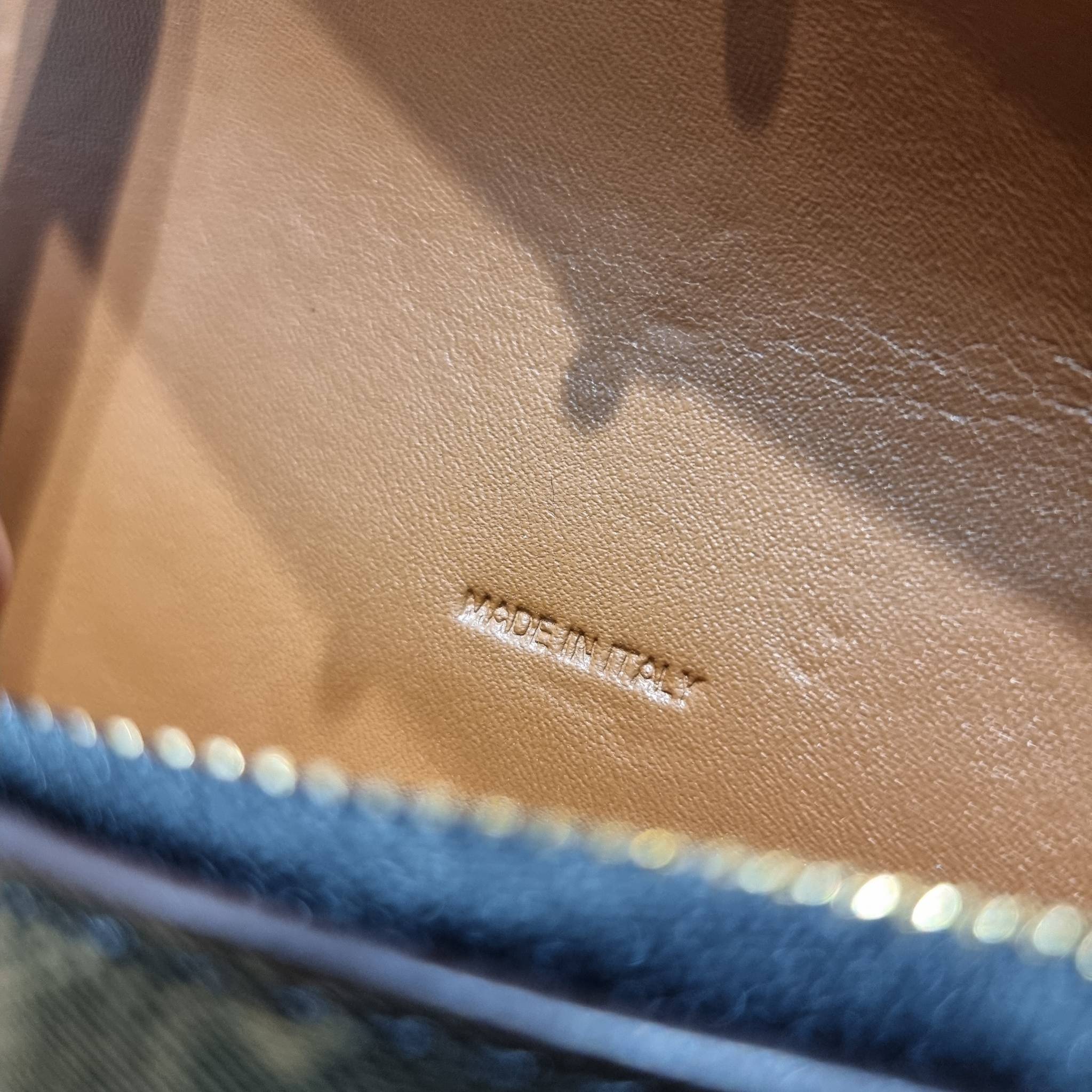 CELINE WALLET ON STRAP IN TRIOMPHE CANVAS AND LEATHER อีกหนึ่งรุ่นยอดนิยม กระเป๋าสะพายกึ่งคลัทช์ ในรูปแบบกระเป๋าสตางค์ ให้พกพาได้ง่าย ใส่ของสำคัญ มือถือ หรือบัตรต่างๆได้