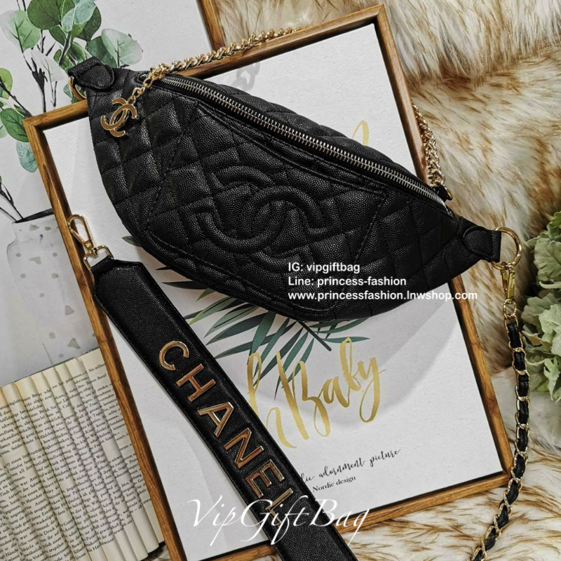 Chanel Waist Bag With Chain VIP Gift With Purchase (GWP) รุ่น Limited พรีเมี่ยม Chanel Perfume Counter กระเป๋าสะพาย คาดเอว หรือคาดอกรุ่นใหม่ล่าสุดวัสดุหนังคาเวียร์ลายตารางเปิดปิดด้วยซิปห้องอะไหล่แบรนด์ สะดวกใช้ ภายในมีโลโก้ ใส่มือถือ iphone ของจุกจิกได้ ร
