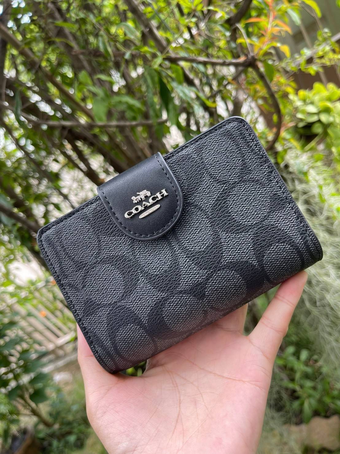 COACH MEDIUM CORNER ZIP WALLET IN SIGNATURE CANVAS กระเป๋าสตางค์ขนาดกลางที่ถือว่าเป็นไอเทม Must Have ของทุกเพศทุกวัยที่ต้องพกติดตัวไว้ตลอดเวลา เพราะนอกจากจะช่วยจัดเก็บเงิน บัตรประชาชน บัตรเครดิตและต่าง ๆ ให้เป็นระเบียบเรียบร้อยยังต้องคำนึงถึงประโยชน์ใช้สอ