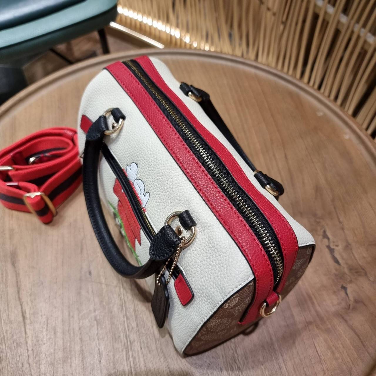 LIMITED EDITION💥 🌈สวย+คุณภาพ สินค้าต้องมีค่า Coach X Peanuts Rowan Satchel With Snoopy ((C6164)) พร้อมส่งที่ไทย ใหม่ล่าสุด ห้ามพลาดค่าา! สวยกันให้สุด กับกระเป๋าทรงหมอน ขนาดกลางกำลังดี หนังแท้นิ่ม ลายหนังสวยงามมากๆค่ะ 🔺ด้านหน้ามีโลโ