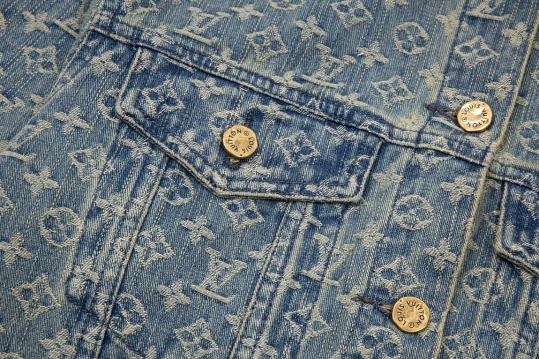 LV Supreme Denim Jacket / Louis Vuitton jacket เกรดออริจินอล มีป้ายแท็กที่คอเสื้อ ใส่ได้ทั้งผู้หญิงผู้ชาย พร้อมส่งที่ไทย ภาพสินค้าถ่ายจากงานขายจริง ใช้งานต่างประเทศได้