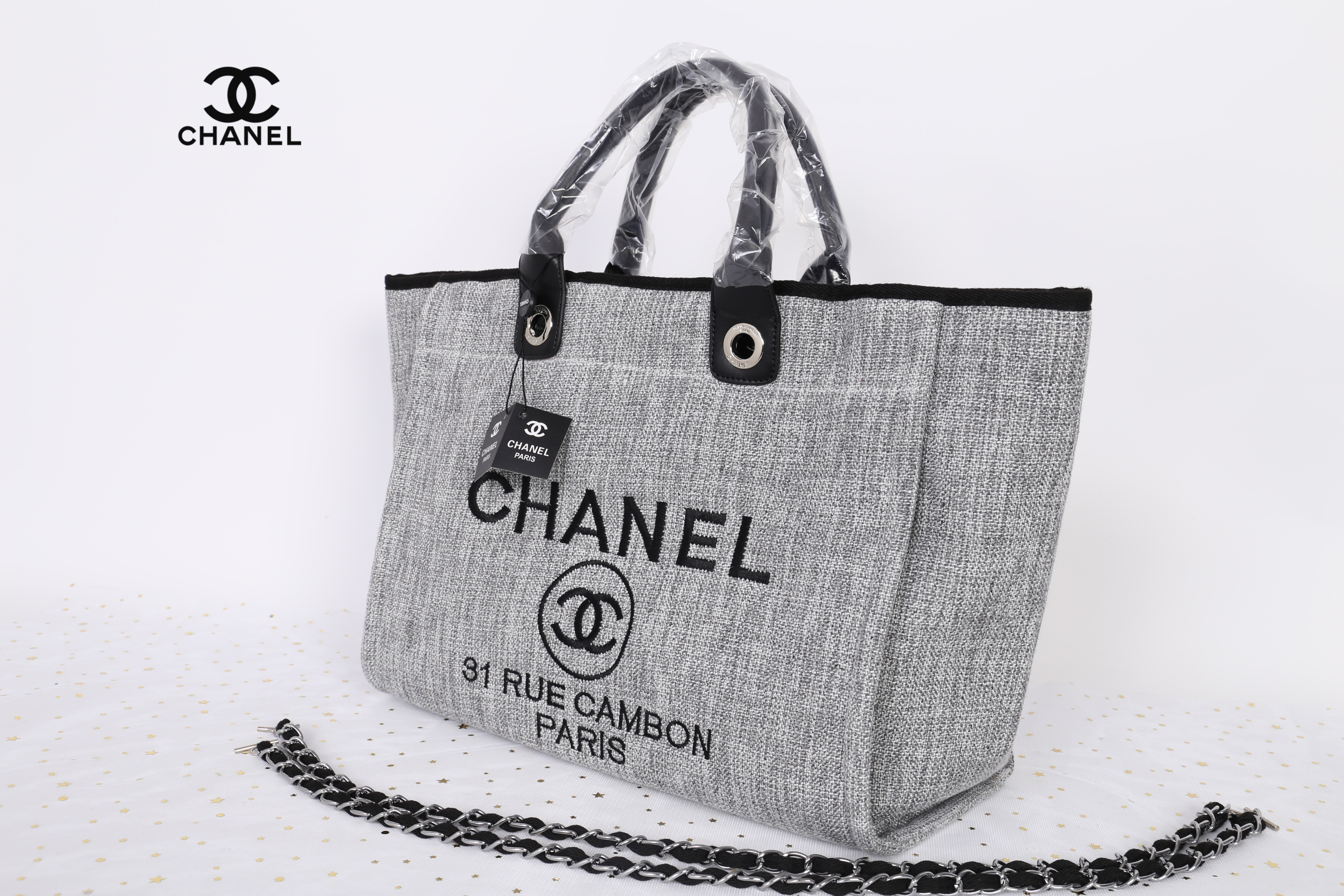 Chanel Tote canvas premium gift จากแบรนด์ Chanel กระเป๋าสะพาย Chanel Tote canvas โลโก้ปัก กระเป๋า ทรง Tote ผ้า canvas เนื้อหนาอย่างดี มีซับใน ด้านหน้าปักโลโก้แบรนด์หรู **จุดเด่นที่ หูจับมี 2 แบบคือ แบบสายหนัง และ โซ่ สามารถ สะพายไหล่ได้คะ ใบใหญุจุของคุ้ม