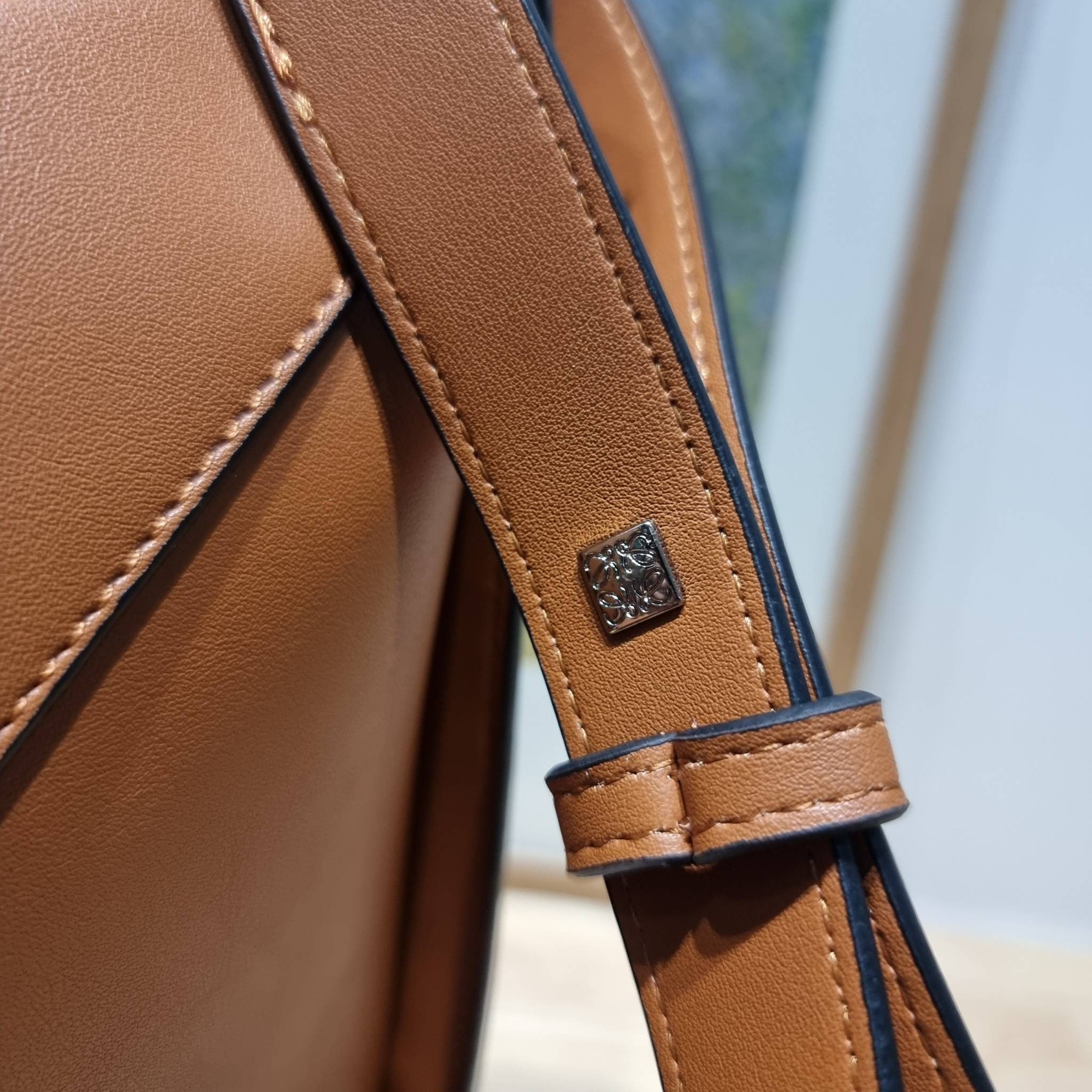 LOEWE SMALL HAMMOCK IN CLASSIC CALFSKIN พร้อมส่ง กระเป๋าสะพายดีไซส์เก๋ สามารถปรับเปลี่ยนรูปทรงได้หลากหลาย มีลูกเล่นทำให้ใช้ได้ไม่มีเบื่อ