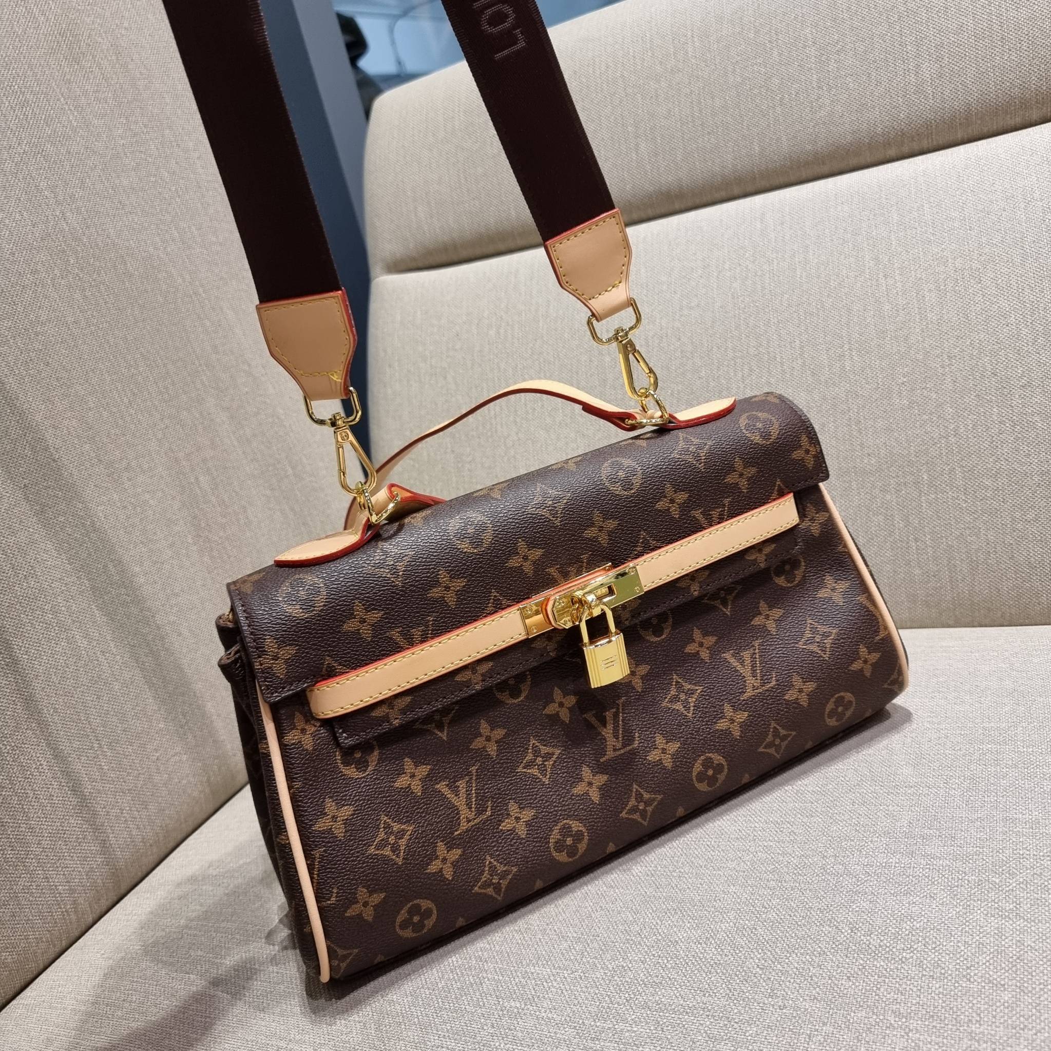 LV MONOGRAM SHOULDER BAG กระเป๋าสะพายทรงสวย ใบใหญ่กำลังดี รับรองว่าจุจริง ดีไซน์สายคาดตกแต่ง และปรับทรงได้ เพิ่มดีเทลให้กระเป๋าดูมีลูกเล่นขึ้น วัสดุหนังแคนวาส มาพร้อมหูจับในตัว และยังมีสายครอสสปอร์ตให้อีกเส้น เปิด-ปิดด้วยอะไหล่บิดล็อค ภายในโล่งกว้างมาก ใส