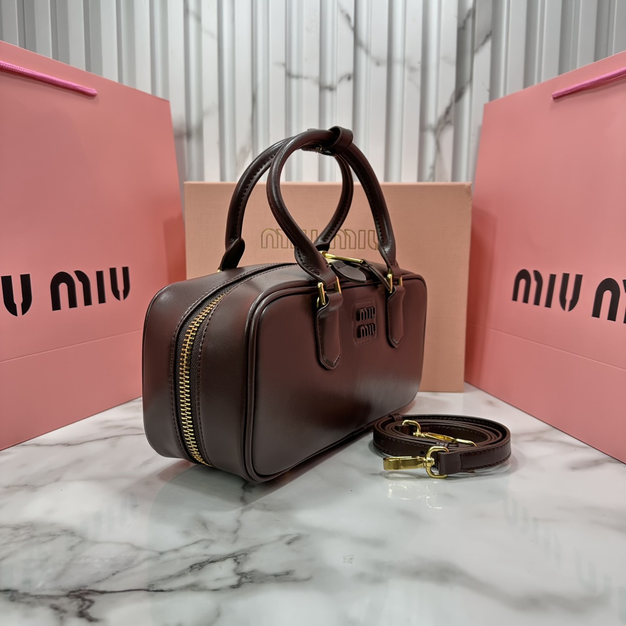 ORI หนังแท้ | MIU MIU Arcadie leather bag Large 27cm กระเป๋าสะพายทรงโฮโบใบใหญ่ ลุคลูกคุณหรูหราน่ารักๆเก๋ๆ สวยดูแพง หูจับในตัวง่ายและสะดวกพกพา มาพร้อมสายสะพายข้างภายในโล่งกว้างมาก