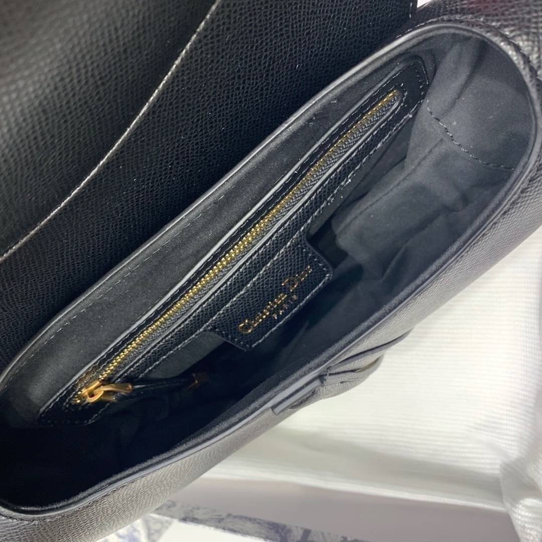 หนังแท้ DIOR SADDLE BAG Black Goatskin กระเป๋ารุ่นยอดนิยมตามแบบฉบับแบรนด์ งานทอลายคมชัด ใช้งานได้ 2 แบบ สะพายยาว CROSSBODY และสายสั้นถือได้เก๋ๆ ลุคนี้คูลสุดๆ เลยค่าา ภาพถ่ายจากสินค้าจริง! สวยมาก พร้อมส่งที่ไทยราคาสุดคุ้ม สาวๆ ห้ามพลาดค่ะ!
