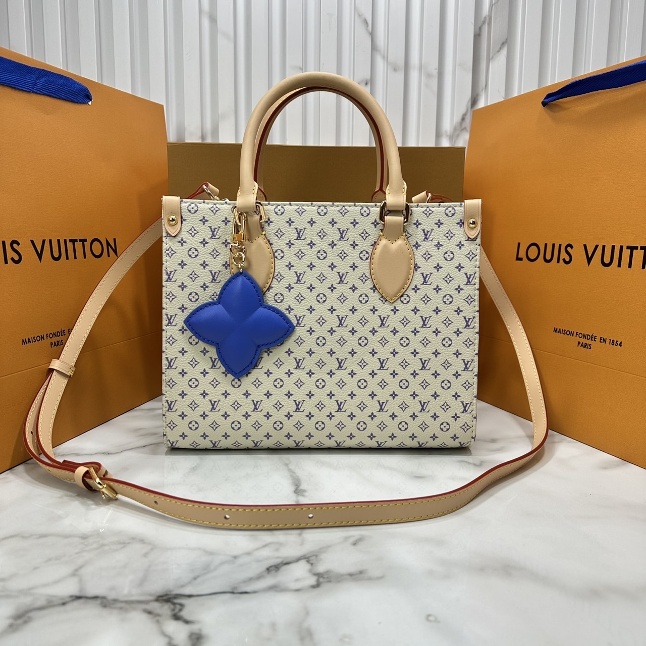 ORI หนังแท้ | LV OnTheGo PM bag Monogram Sand Beige กระเป๋าสะพายทรงโท้ทออนเดอะโก ในคอลเลกชัน LV Romance ยกระดับดีไซน์สำหรับฤดูกาลนี้ด้วยการผสานสัญลักษณ์ไอคอนิกลาย Damier และ Monogram ที่มีเอกลักษณ์ไม่ซ้ำใครของเมซงเข้าด้วยกัน กระเป๋าถือหนังหรูหรา