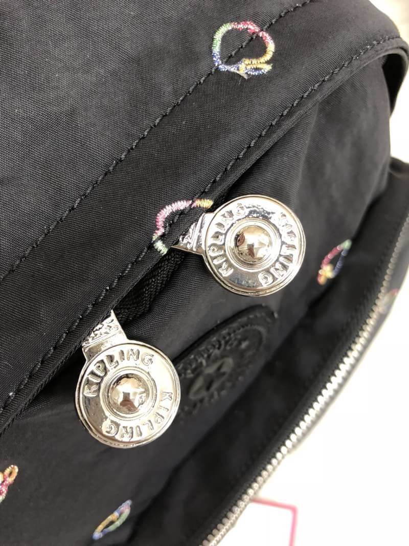 Kipling Disney’s Snow White Paola Satin S (Factory oem HK) กระเป๋าเป้รุ่นใหม่ วัสดุ nylon คุณภาพดี ช่องซิปด้านหน้า มี กระเป๋าลาย apple ปักรูปสโนว์ไวท์อถือแอปเปิ้ลสวย ช่องซิปหน้ากว้าง ใส่สัมภาระได้จุ เปิดปิดกระเป๋าช่องหลัก แบบซิปคู่ อะไหล่อย่างดี ภายในโล่ง