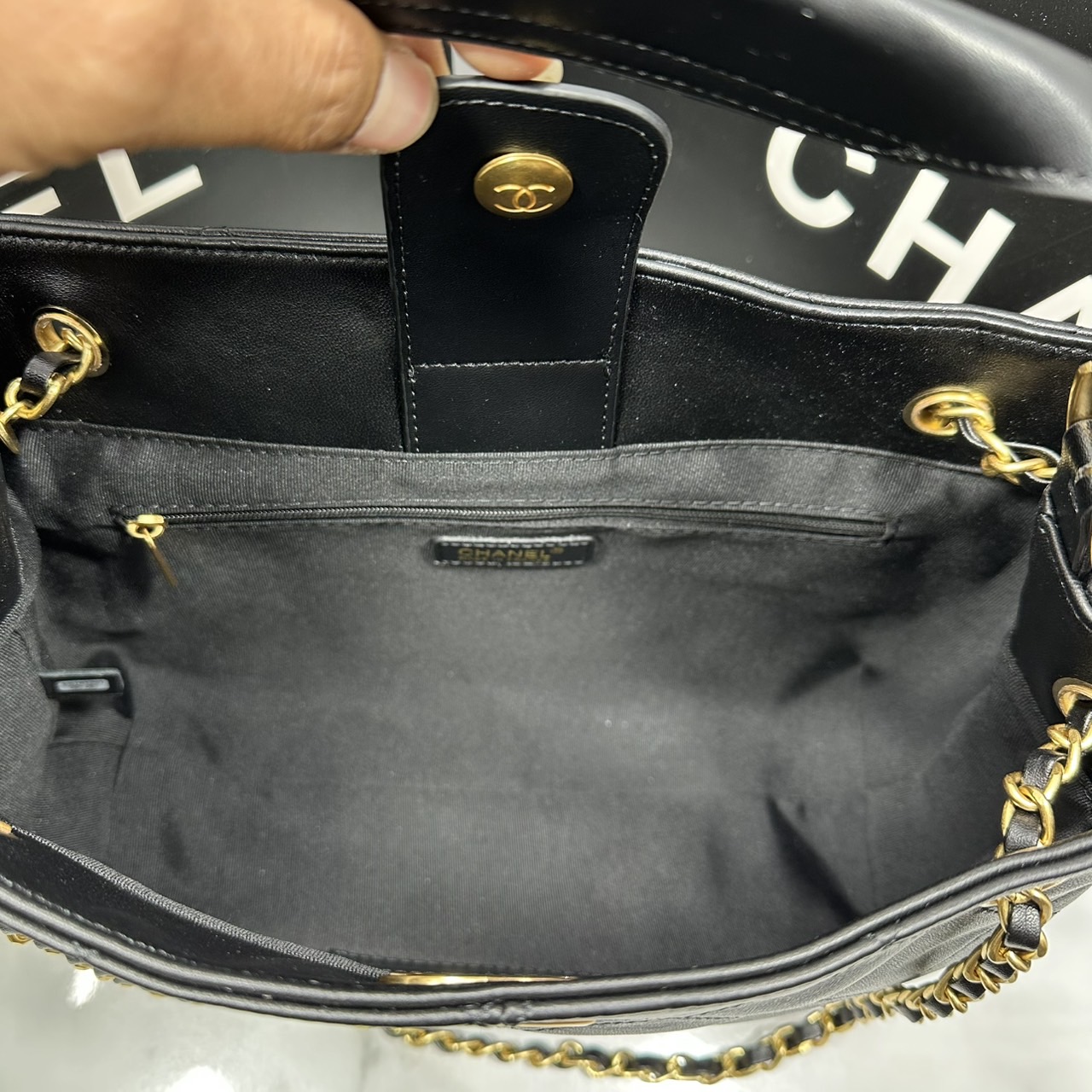 ORI หนังแท้ | CHANEL Shopping Bag 25A Suede Bag กระเป๋าช้อปปิ้งทรงโท้ทหนังกลับสีทูโทน ในคอล Métiers Dart 2024/25 ดีไซน์ใหม่หนังกำมะหยี่โทนน้ำตาล ใช้งานง่าย