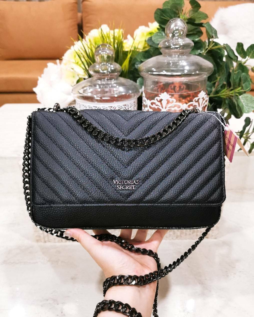 VICTORIA'S SECRET Quilted Chain Crossbody Sling Bag กระเป๋าสะพายรุ่นใหม่ล่าสุดจาก Victoria's Secret วัสดุหนังแกะสังเคราะห์ชึ้นลายริ้วหนังสวยอยู่ทรงไม่ย้วยดีไซน์สุดหรูคุณหนูไฮโซ เปิดปิดด้วยฝาปิดกระดุมแม่เหล็ก ภายในมีโลโก้และช่องใส่ของ ใส่กระเป๋าส
