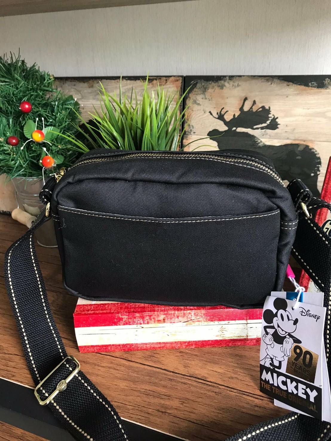 Disney's Mickey&Jungle Book Veni Crossbody Bag รุ่นLimited Edition ทรงสะพายข้าง ขนาดกำลังดี วัสดุpolester100% ดีเทลด้านหน้าลายการ์ตูนของวอลด์ดิสนีย์ เปิดปิดด้วยซิปเดียวด้านบน ภายในกว้าง มีช่องซิปและที่ห้อยพวงกุญแจ ฐานกว้างจุของได้เยอะสามารถสะพายได้ทั