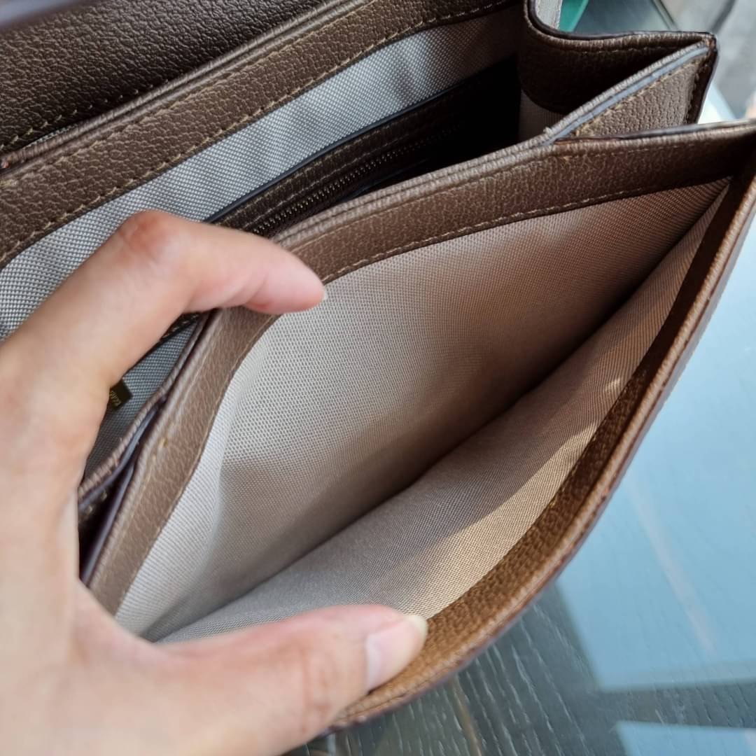 VIP 】กลับมาแล้วจ้า อีกรุ่นพรีเมี่ยมกิ๊ฟสุดฮิต!! หรู ดูผู้ดี!! GC CROSSBODY STRAP BAG WITH GWP กระเป๋าสะพายข้าง ดีไซน์สวย โดดเด่นไม่ซ้ำใคร วัสดุหนังแคนวาส เปิด-ปิดด้วยตัวกดล็อครูปผึ้ง (ผึ้ง) น่ารักมากๆ!! แถมฟรี!! แท็กพวงหนังห้อยเก๋ๆ ภายในกระเป๋าเป็นช่องโล่