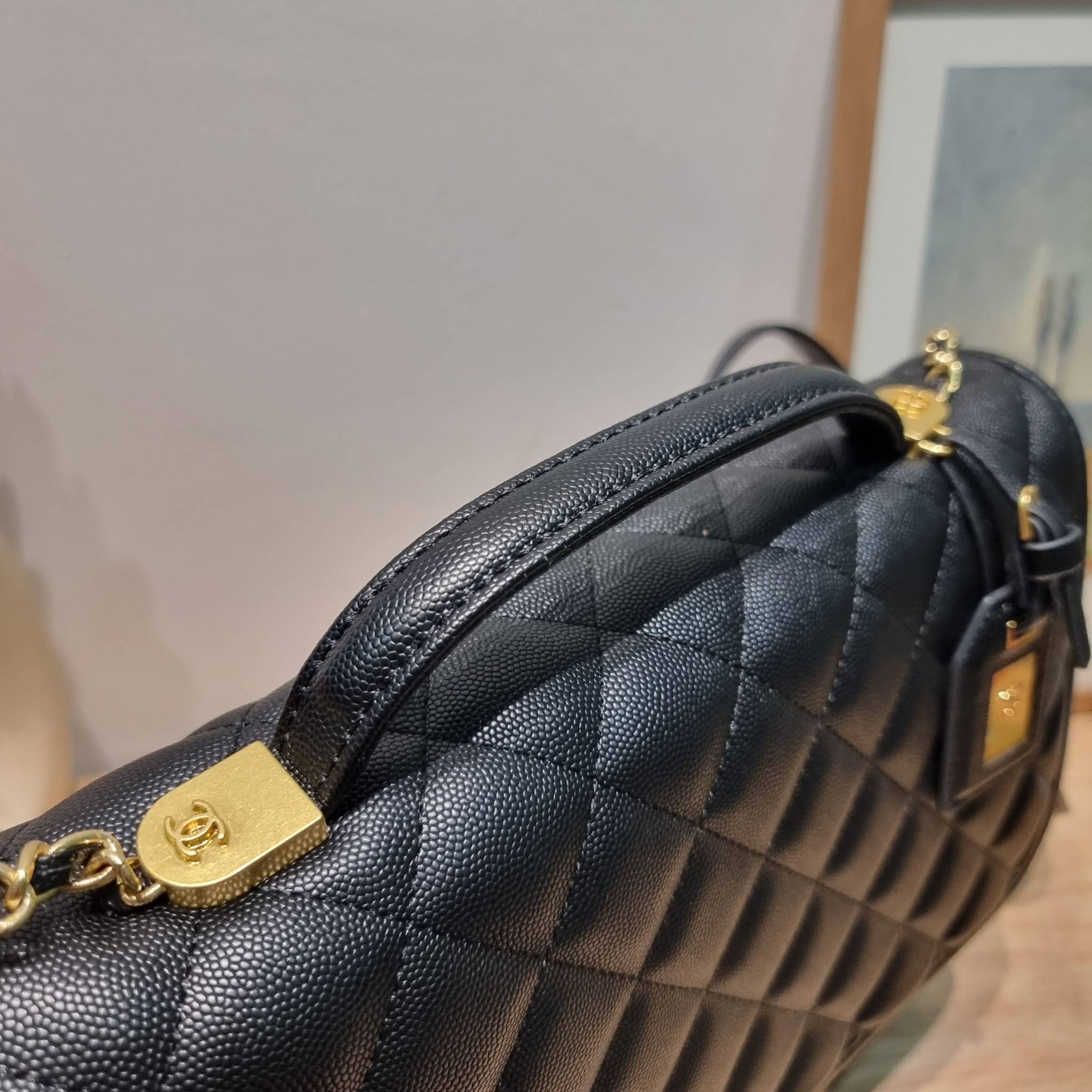 Chanel 22k backpack ที่สุดของไอเท็มที่ตัวแม่ยังต้องมี กับกระเป๋าสะพายทรงเป้ ดีไซน์สุดชิค รูปทรงสวยเป็นเอกลักษณ์ ใบใหญ่จุของคุ้ม สะพายออกทริปไปเที่ยวได้สบายๆ วัสดุหนังลายคาเวียร์ ผิวสัมผัสดี