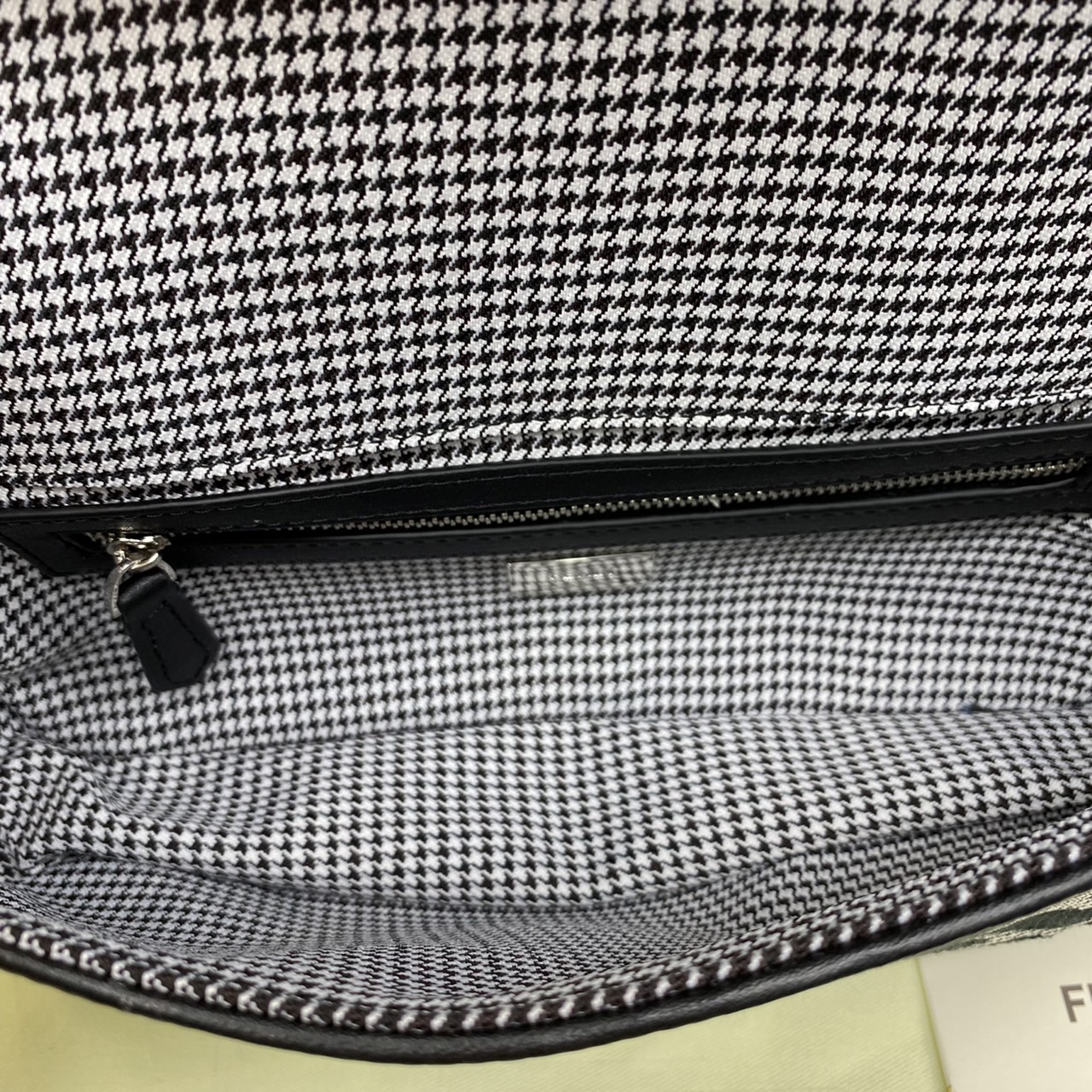 Fendi Baguette FF Tapestry Fabric Bag 26cm เกรดออริจินอล กระเป๋าทรง Baguette ลวดลาย FF สไตล์วินเทจ สามารถถือด้วยมือหรือสะพายไหล่หรือสะพายข้างด้วยที่จับหนังและสายสะพายไหล่ ทั้งสองแบบถอดออกได้ สวยหรู ใบนี้ไม่ควรพลาดค่า