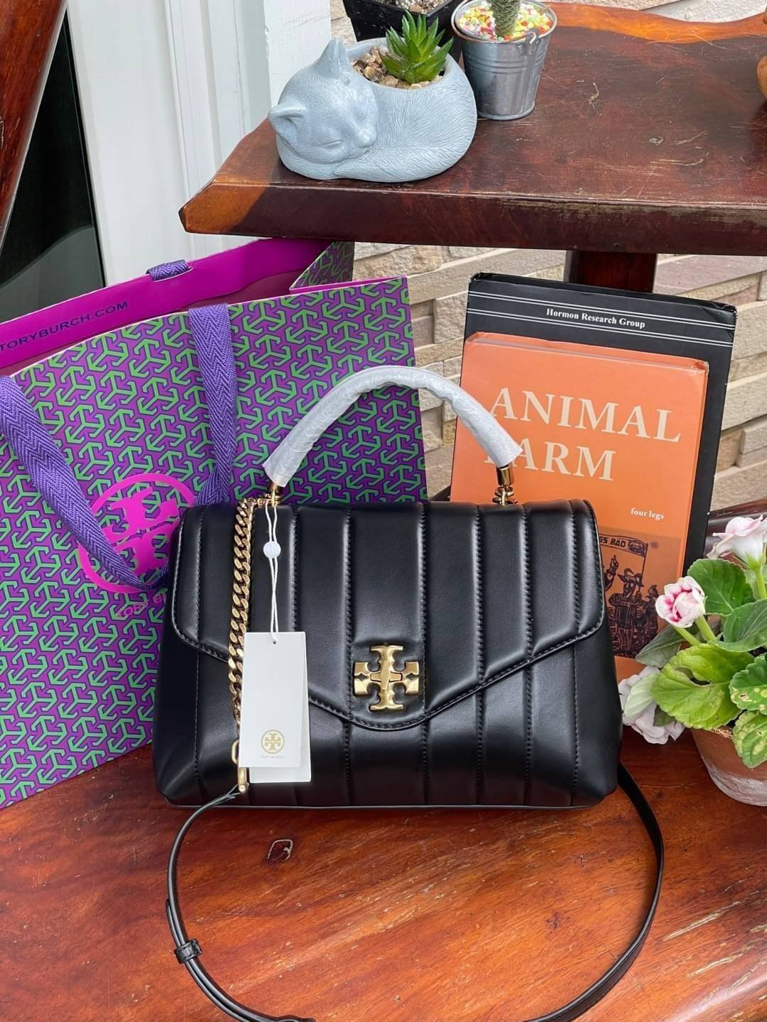 OUTLET 】Tory Burch Kira Top Handle Satchel มี2ขนาด Small/Medium กระเป๋าทรงใหม่ล่าสุดจากรุ่นคิร่า (Kira) มาในเทคนิคตัดเย็บควิลท์แนวขนาน ใช้วัสดุหนังเงานุ่ม สะท้อนแรงบันดาลใจแบบนิวยอร์กจากเบาะหนังในรถคลาสสิค Hardwareสีทองสวยหรู และจุดเด่นอีกรุ่นคิร่าคือความ