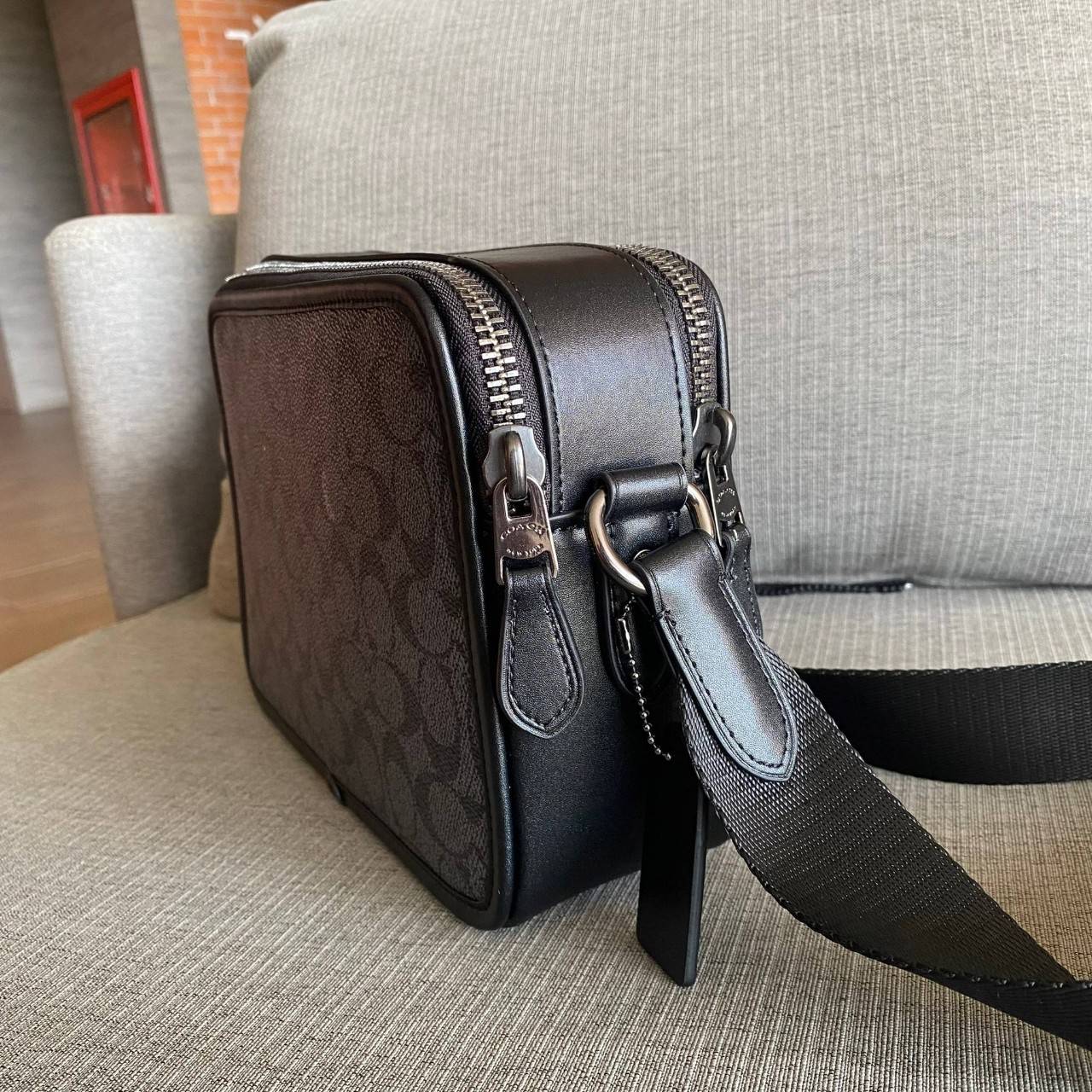 CHARTER CROSSBODY 24 IN SIGNATURE CANVAS (COACH C5341) 😎😎 กระเป๋าสะพายข้าง ไอเท็มยอดฮิตทรงหล่อ เรียบหรู ดูดี เป็นรุ่นที่หนุ่มตามหากันเยอะมาก วัสดุหนังแคนวาสสลับหนังแท้ เปิด-ปิดด้วยซิป 2 ช่อง มีช่องแยกใส่ของเป็นสัดส่วน สะพายไปเที่ยวหรือทำงา