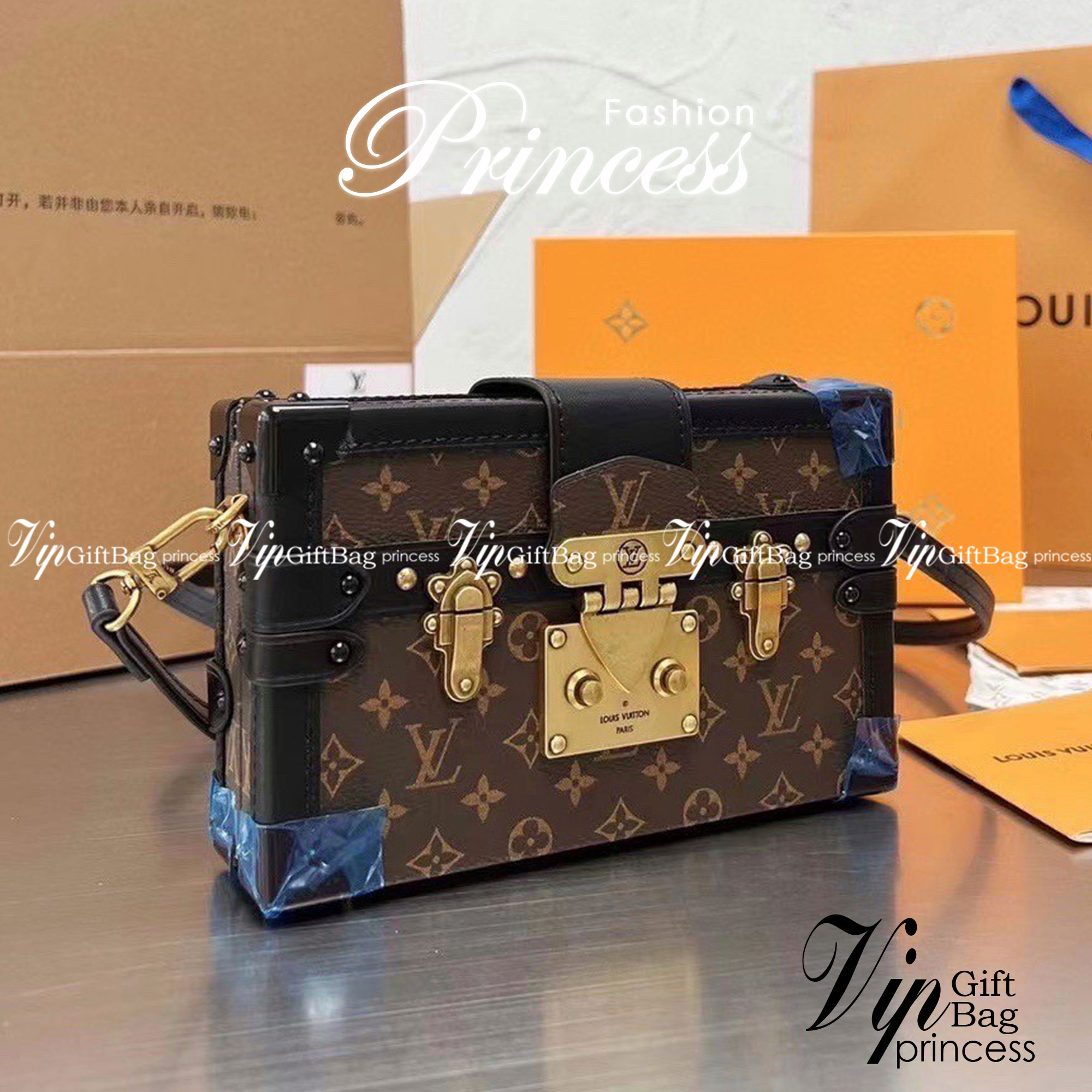 Louis vuitton trunk monogram / LV TRUNK CLUTCH 8" vip mirror ภาพถ่ายจากงานขายจริง กระเป๋าสะพายลายโมโนแกรมทรงกล่อง เปิดได้รอบ งานสวยเป๊ะมากค่ะ สวยรุ่นนี้ดาราใช้กันเยอะผู้หญิงสะพายได้ ผู้ชายสะพายดี ใครรออยู่รอบนี้ห้ามพลาดน้า