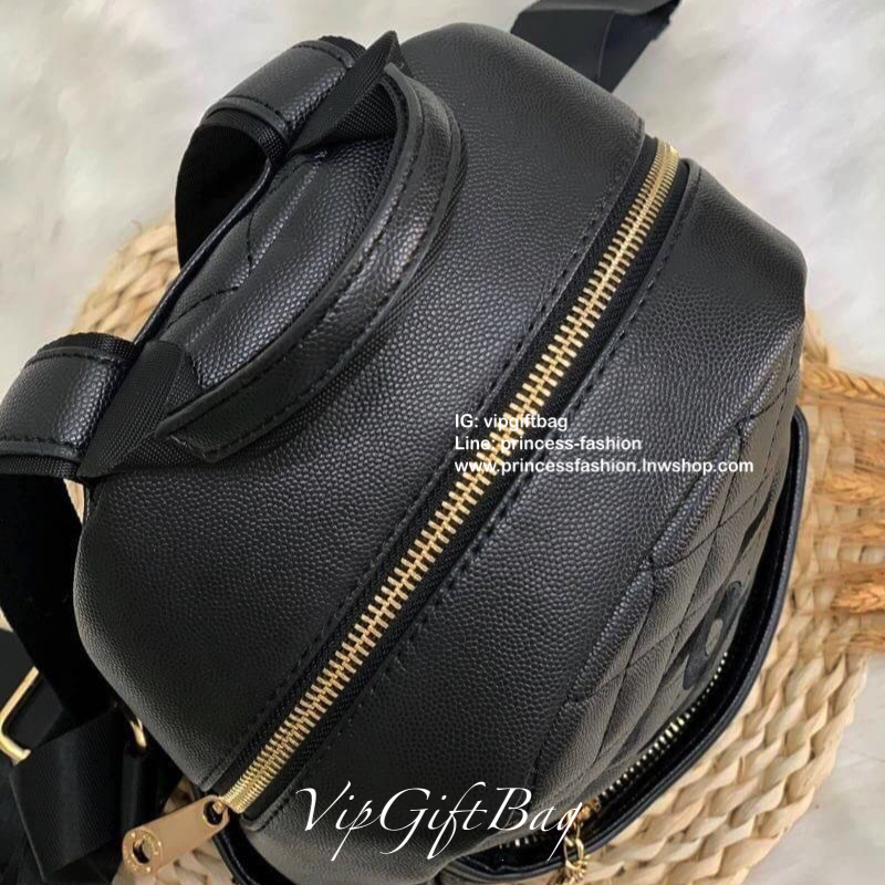 CHANEL CAVIAR BACKPACK (Premium gift bag) กระเป๋าสะพายหลัง วัสดุหนังคาเวียร์ ด้านหน้าปักโลโก้แบรนด์สวยงามมากๆค่ะ มีช่องซิปหน้าให้หนึ่งช่องพร้อมที่จับซิปเป็นอะไหล่แบรนด์ทอง หรูไปอีกนะคะ!! เปิดปิดช่องหลักแบบซิปหัวซิปปั้มแบรนด์ค่ะ ภายในกระเป๋าโล่งกว้าง ใส่ขอ