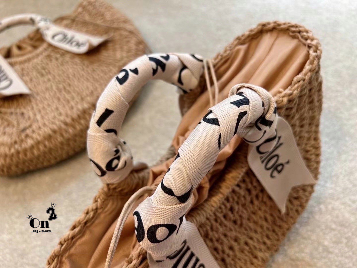 Chloe Straw Handbag Summer Beach Weave กระเป๋าสานสไตล์มินิมอล ซับในผ้าอย่างดี มาพร้อมผ้าผูกหูกระเป๋า สวยลงตัวรุ่นนี้ไม่ควรพลาดน้า สวยปังไม่ไหว ภาพสินค้าถ่ายจากงานขายจริง น่ารักมากค่ะ
