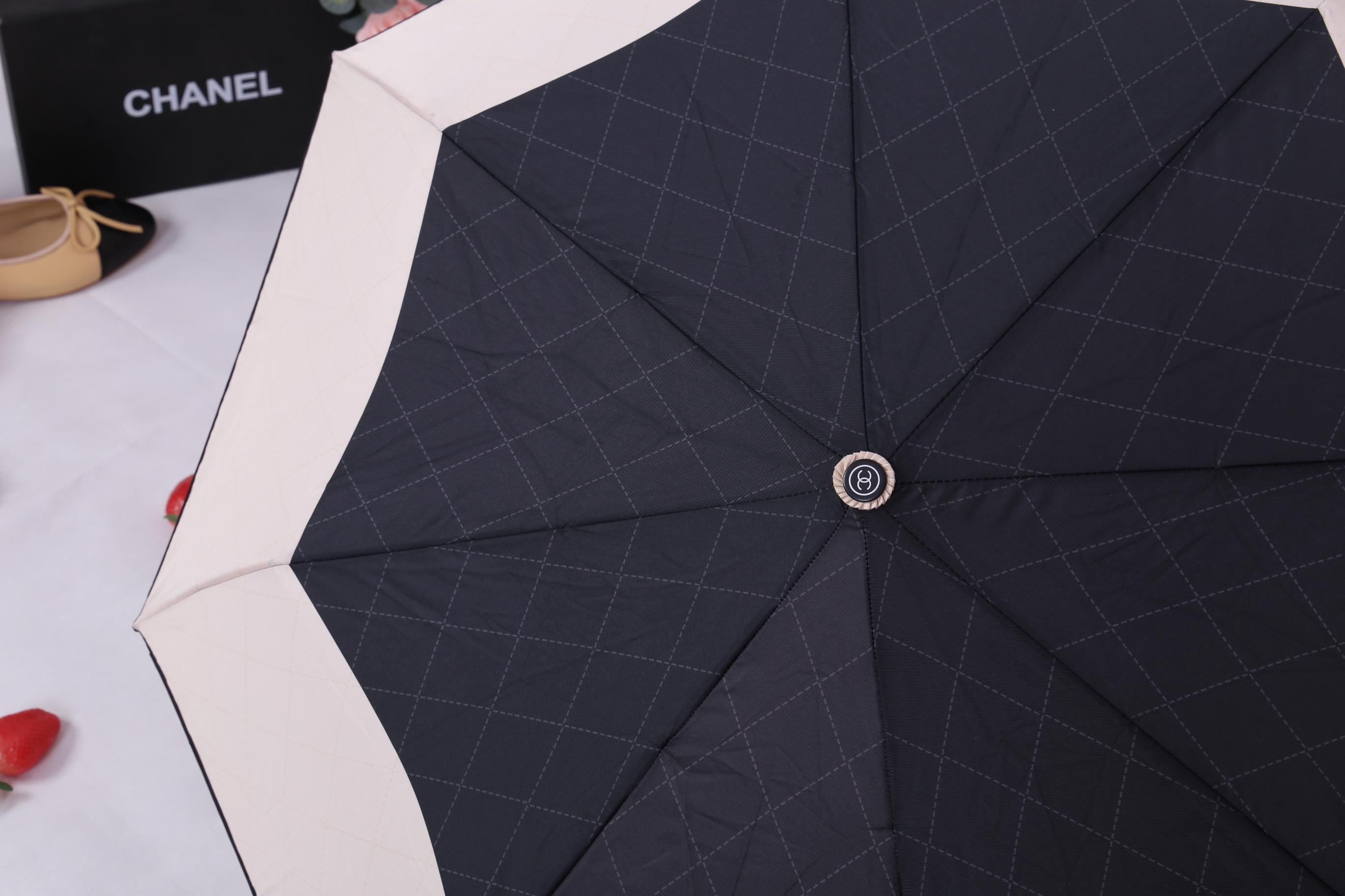 Chanel Umbrella Vip Gift- Beige Black With Gift Box Vip Gift Chanel ของแท้ 100% ร่มพับระบบออโต้พรีเมี่ยมจาก Chanel Cosmetic Counter สำหรับกันฝนกันแดด ปกป้องทั้งแดดและฝนพกพาสะดวก ใช้งานง่ายด้วยปุ่มกดออโต้ มาพร้อมปลอกร่ม ภาพถ่ายจากสินค้าจริง สวยน่าใช้ หน้าฝ