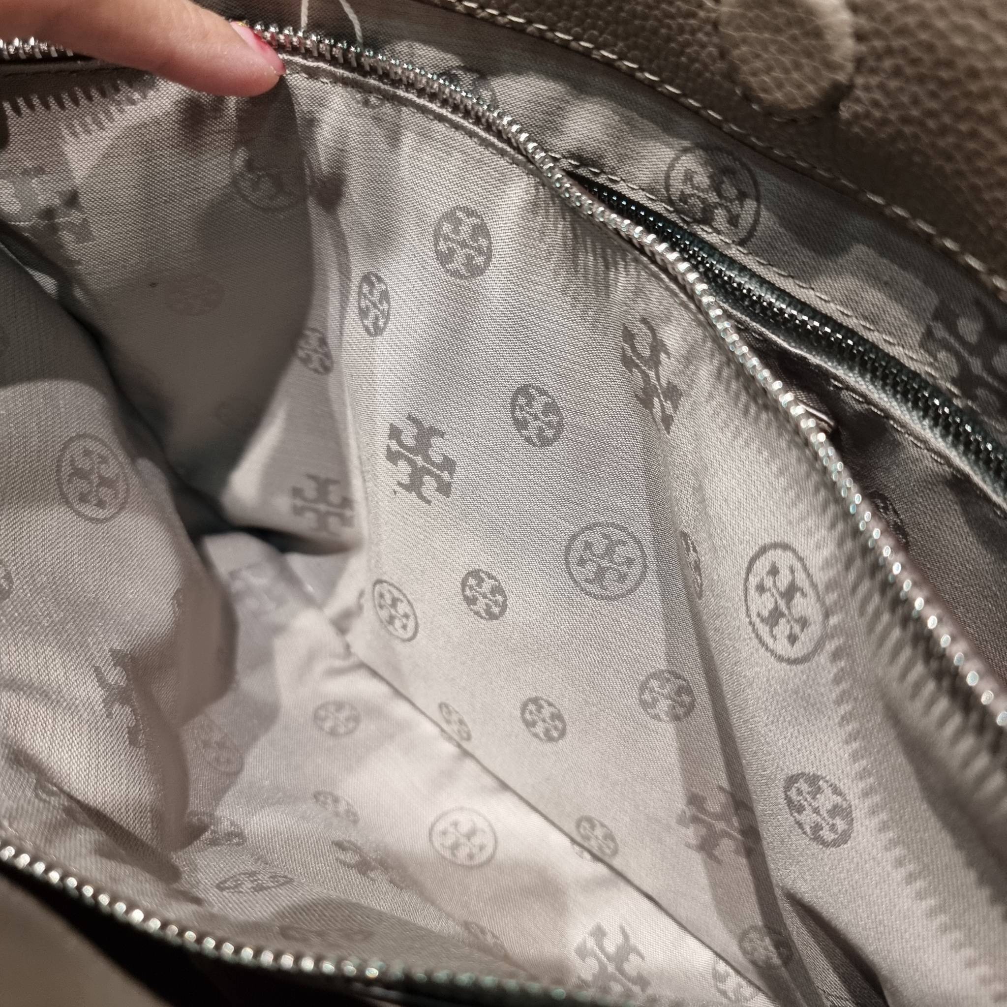 TORY BURCH BRITTEN SMALL SLOUCHY TOTE / TORY TOTE BAG / TORY BAG พร้อมส่ง กระเป๋าสะพายตัวแม่ รุ่น top ที่สวยดูแพง ใช้งานสะดวกมาก ดีไซน์ออกมาได้เรียบหรู ผู้ดี