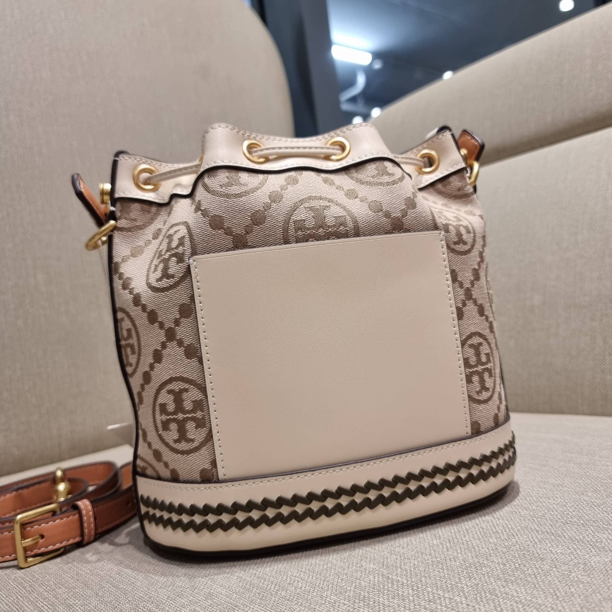 TORY BURCH T MONOGRAM FLORAL BUCKET BAG คอลเลคชั่นใหม่ พร้อมเสิร์ฟความสวยให้ถึงบ้าน!! กระเป๋าบัคเก็ตทรงยอดนิยม ดีไซน์ใหม่ล่าสุด สไตล์งานคราฟ มีลูกเล่นประดับดอกไม้กับตัวกระเป๋า และตัวรูดสาย วัสดุผ้า jacquard ตัดสลับหนังแท้ หูจับและขอบกระเป๋าตกแต่งลายสานสวย