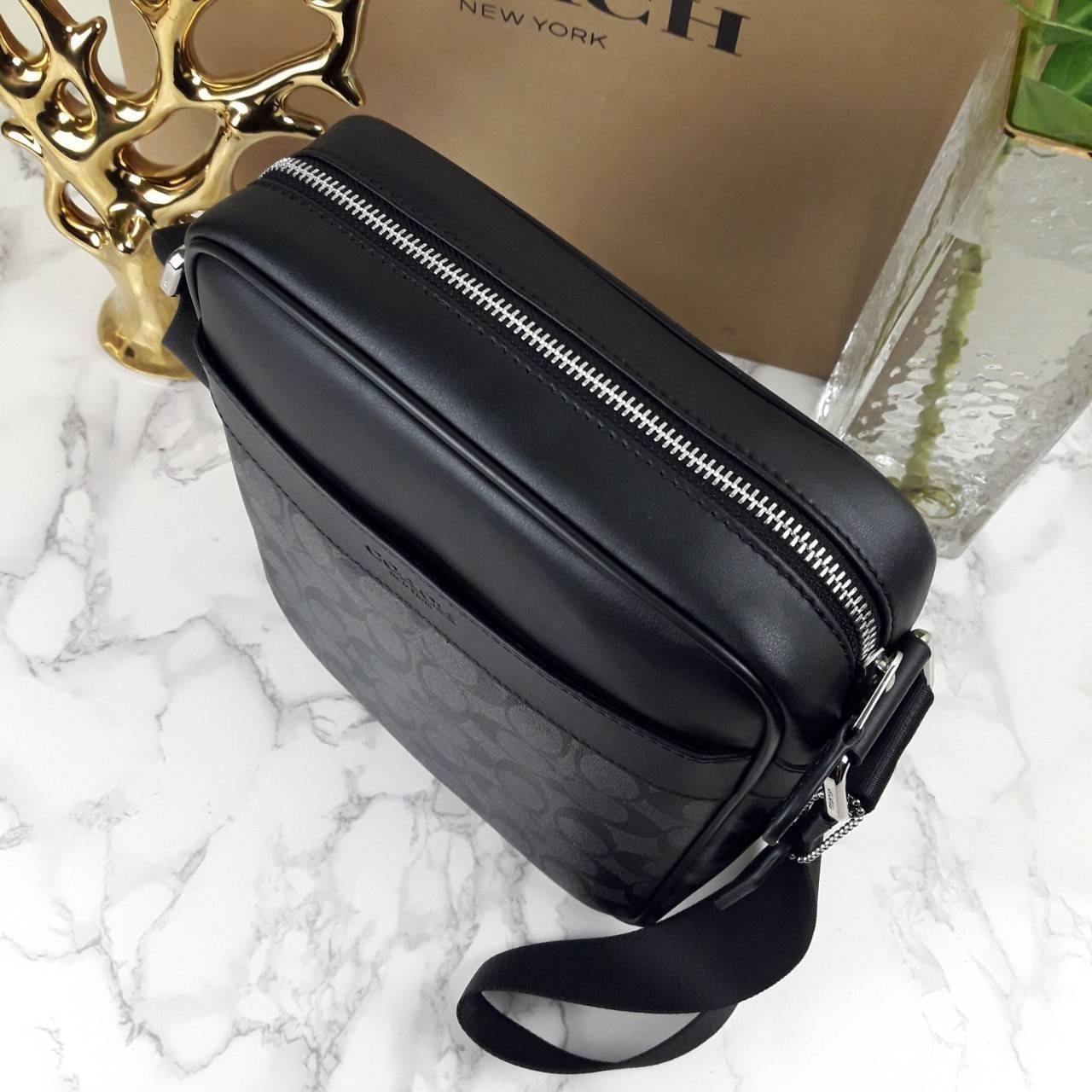 อมตะ ฆ่าไม่ตายจริงๆ กับรุ่นนี้!!😎//>>COACH CHARLES FLIGHT BAG(F54788)🍁สะพายข้าง ทรงสวย เป็นอีกรุ่น ที่ฮิตตลอดกาลไปเรียบร้อยแล้ว//วัสดุหนังแคนวาส สลับหนังแท้อย่างดี // ใช้ได้ทั้งชายและหญิง Unisexสุดๆ ใช้งานง่าย ทรงกล่อง จะสะพายเที่ยว 