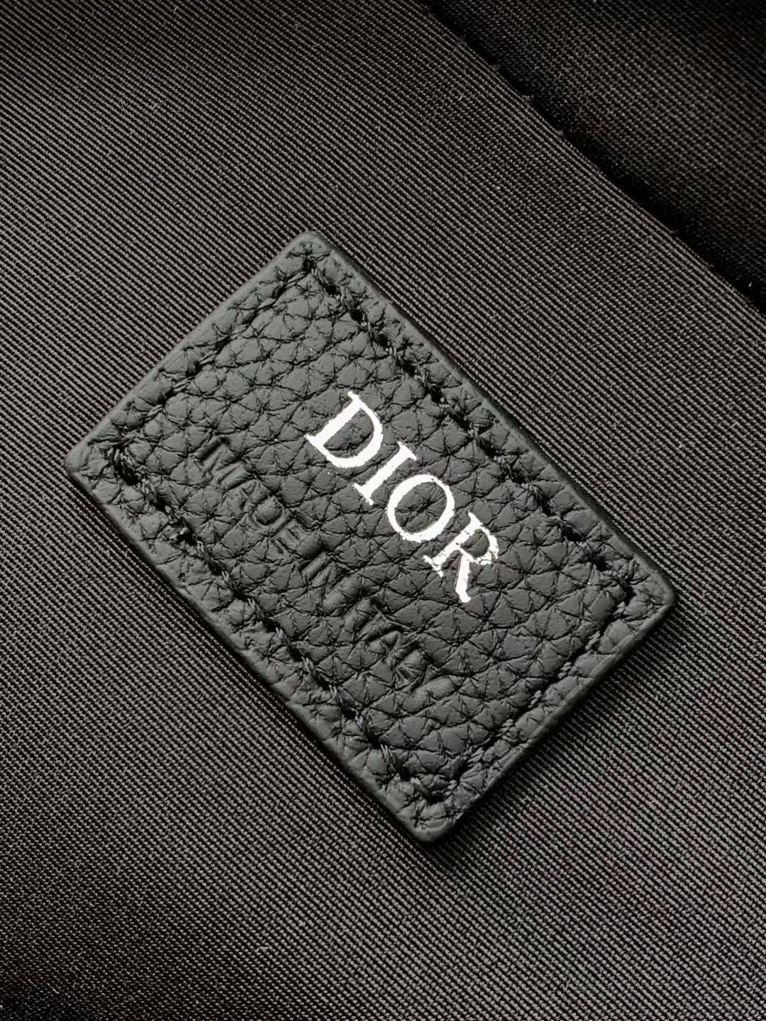 Dior Safari Square Oblique Messenger Bag / DIOR SAFARI MESSENGER OBLIQUE พร้อมส่ง กระเป๋าสะพายทรงแมสเซ็นเจอร์ ที่หนุ่มๆไม่ควรพลาด สวยหรูหราเป็นเอกลักษณ์แบรนด์ **สินค้าเกรดท็อปออริจินอล 1:1 สลับแท้ เกรดดีสุด ใช้งานต่างประเทศได้