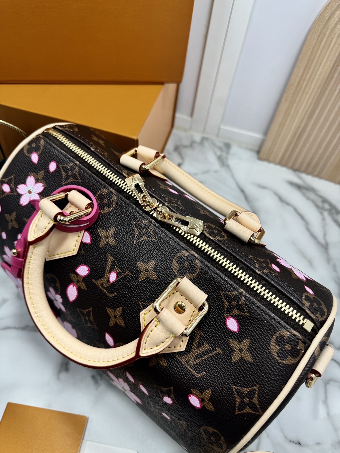 TOP ORI หนังแท้ | เกรดดีสุด LV x TM Speedy Bandoulière 25 Cherry Blossom bag กระเป๋าทรงหมอนที่ใครเห็นต้องเป็นคลั่งรัก ปรับลุคให้มีชีวิตชีวาด้วยลายดอกไม้เชอรี่บลอสซั่ม คอลใหม่สุดเอ็กซ์คลูซีฟ