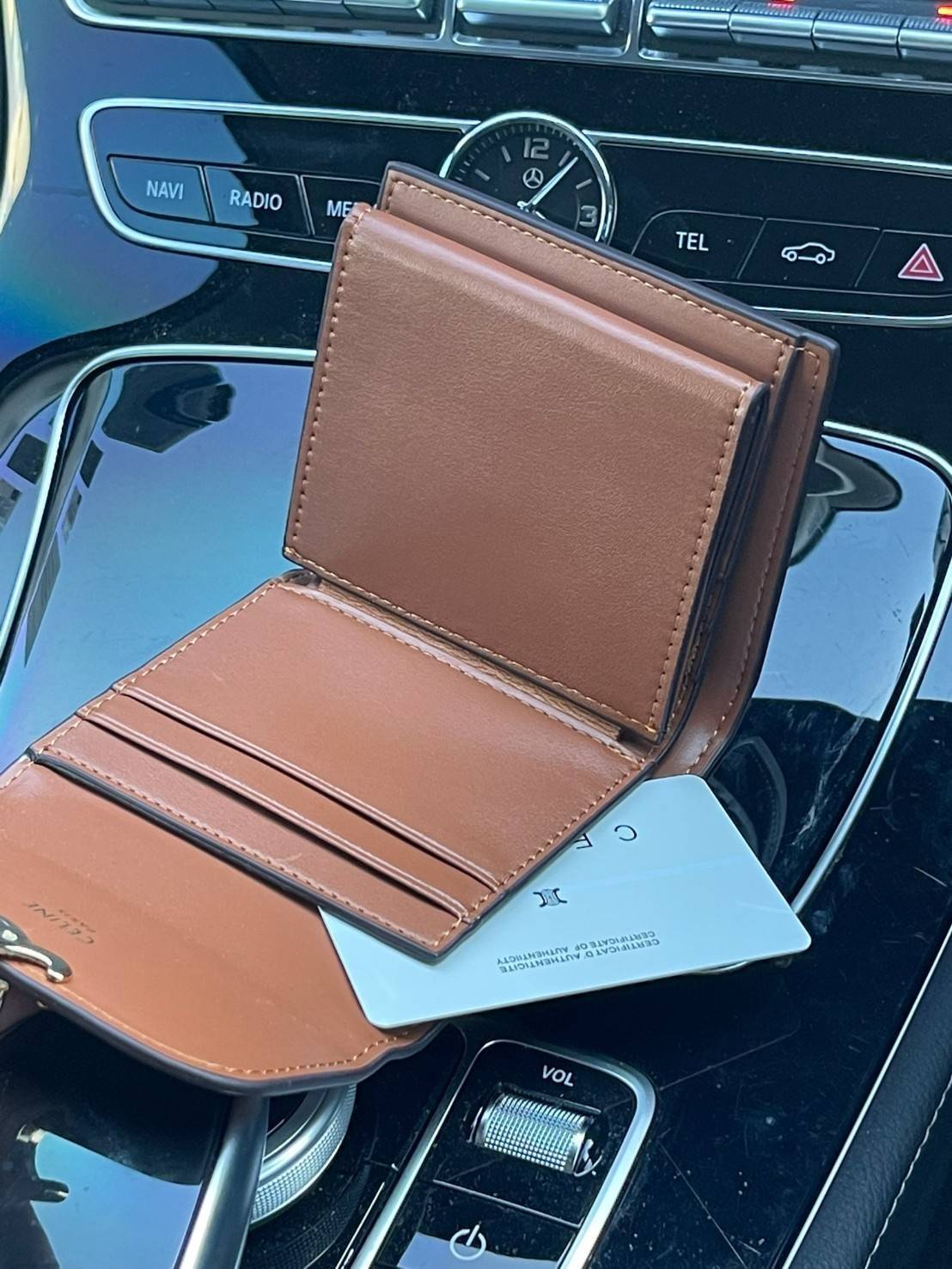 CELINE SMALL TRIOMPHE WALLET IN TRIOMPHE CANVAS กระเป๋าสตางค์ผู้หญิงทรงสั้นดีไซน์สวยงามหรูหรา ออกแบบให้เป็นทรงพับ เปิด-ปิดด้วยกระดุมที่สามารถปรับขยายขนาดกระเป๋าได้เมื่อใส่ของเยอะ ภายในแบ่งเป็น 3 พับ มีฟังก์ชั่นการใช้งานที่ครบครัน คือ ช่องใส่ธนบัตร ช่องใส่