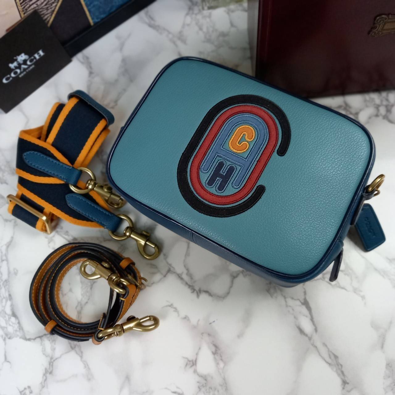 OUTLET 】COACH Camera Bag In Colorblock With Coach Patch (COACH F79278) 🍁หายากมากๆแล้วรุ่นนี้**จะถือ หรือสะพาย ได้ตามใจสั่ง //วัสดุหนังแท้เต็มใบ คุณภาพหนังดีมากๆ ปักโลโกตัวC ด้านหน้า ดูดีแบบไม่ซ้ำใคร //มาพร้อมสายสะพาย 2 สาย >>สายหนัง และสายสป