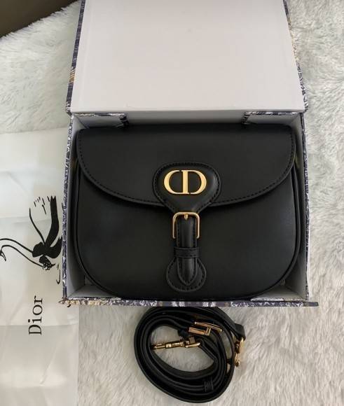 Dior Bobby Bag (GWP) พรีเมี่ยมกิ้ฟ Limited Edition วัสดุหนังแท้ Calfskin อะไหล่ทอง กระเป๋าหรูยอดฮิต ดีไซน์เป็นทรงโค้งเรียบหรูแบบโบฮีเมียนนิดๆ ด้านหน้าประดัลโลโก้ CD เด่นชัด ตอกย้ำความเป็นแบรนด์หรู Christian Dior แมทกับชุดได้ง่าย ใช้ได้ทุกวัน ทั้งสะพายไหล่