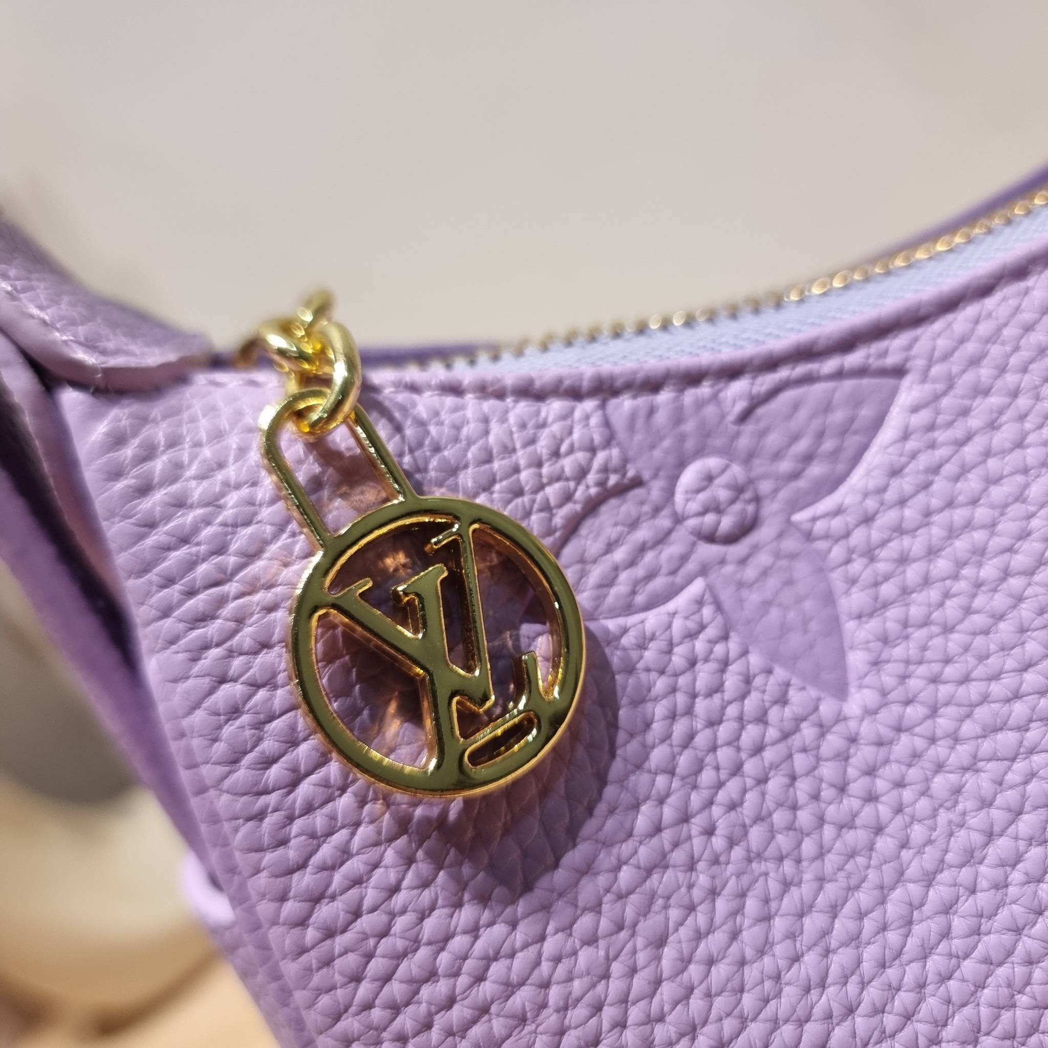 LV Mini Moon Monogram Empreinte Leather ใหม่ล่าสุด สวยสับ สวยตัวแม่ ไอเท็มเก๋ๆ ใบเดียวก็เลิศ กับกระเป๋าสะพายทรงพอช ขนาดกำลังน่ารัก พกพาง่าย รูดใช้งานสะดวกด้วยซิป ภายในเป็นช่องโล่ง มีช่องซิป ส่วนสายสะพายปรับสั้นยาวได้ตามเหมาะสม ดูดี ดูแพงทุกสี