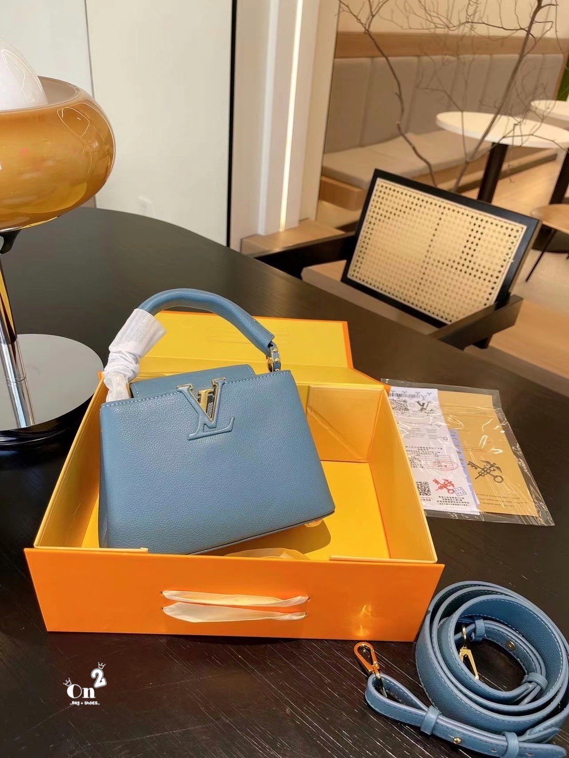 LV capucines top handle กระเป๋าถือสุดหรู ดีไซน์ทรงคลาสสิค อะไหล่สีทองปั้มทุกจุด มาพร้อมสายสะพายยาวงานจริงสวยทุกมุมเป๊ะปังมากค่ะ งานมาพร้อมหูจับในตัว ที่สุดของความสวยในราคาเบาๆ ด้วยรูปทรงวินเทจและวัสดุหนังลูกวัวสังเคราะห์ สัมผัสดี ขับผิว ทำให้ไอเท็มนี้สะกด