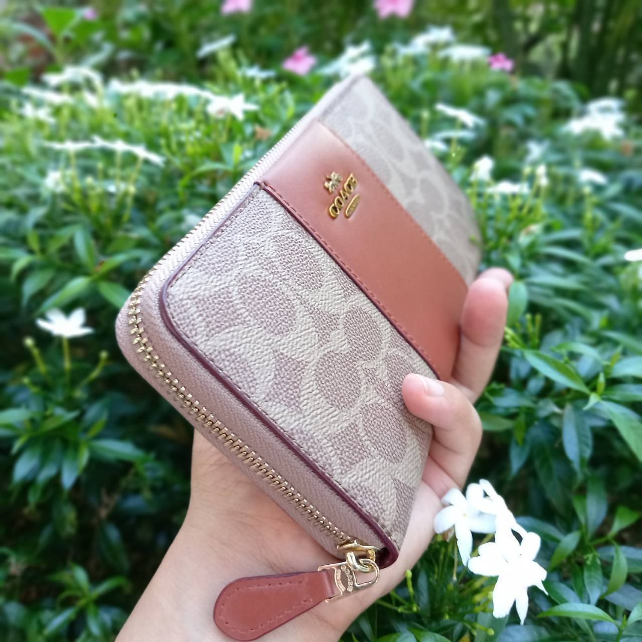 มาเท่าไหรก็ไม่เคยพอจริงๆ มีความต้องการกันถึงขีดสุด❣️😘>>COACH ACCORDION ZIP WALLET IN COLORBLOCK SIGNATURE CANVAS (COACH 31546)🍁กระเป๋าสตางค์ใบยาว ซิปรอบ //วัสดุหนังแคนวาสสลับหนังแท้ ดีไซน์สวย โดดเด่นลงตัวเป็นที่สุด ด้านในมีช่อ