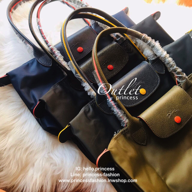 Size : M Longchamp Le Pliage Club Tote Bag กระเป๋าสะพายรุ่นยอดนิยม วัสดุเนื้อผ้า Nylon Canvas เคลือบกันนำ้ ตัดด้วยหนังแท้ น้ำหนักเบา ดีไซน์เรียบง่ายแต่เต็มไปด้วยความคลาสสิก เป็นที่ชื่นชอบไปทั่วโลก Longchamp ปรับโฉม LE PLIAGE ด้วยการปักลายรูปม้า-ตราสัญลักษ