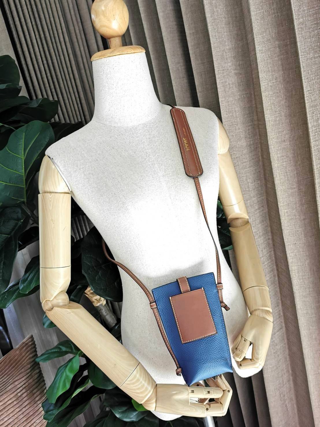 LOEWE MINI CROSSBODY BAG GIFT WITH PURCHASE (GWP) กระเป๋าสะพาย Limited จาก LOEWE วัสดุ Calfskin หนังแท้หนังสวยอยู่ทรงขนาดมินิดีไซน์มินิมอล ภายในโล่งใส่มือถือ บัตร ของจุกจิกได้ ด้านหลังมีช่องใส่ของ พร้อมสายหนังแท้คล้องคอได้ สะพายไหล่ Crossbody ได้ สายเลื่อ