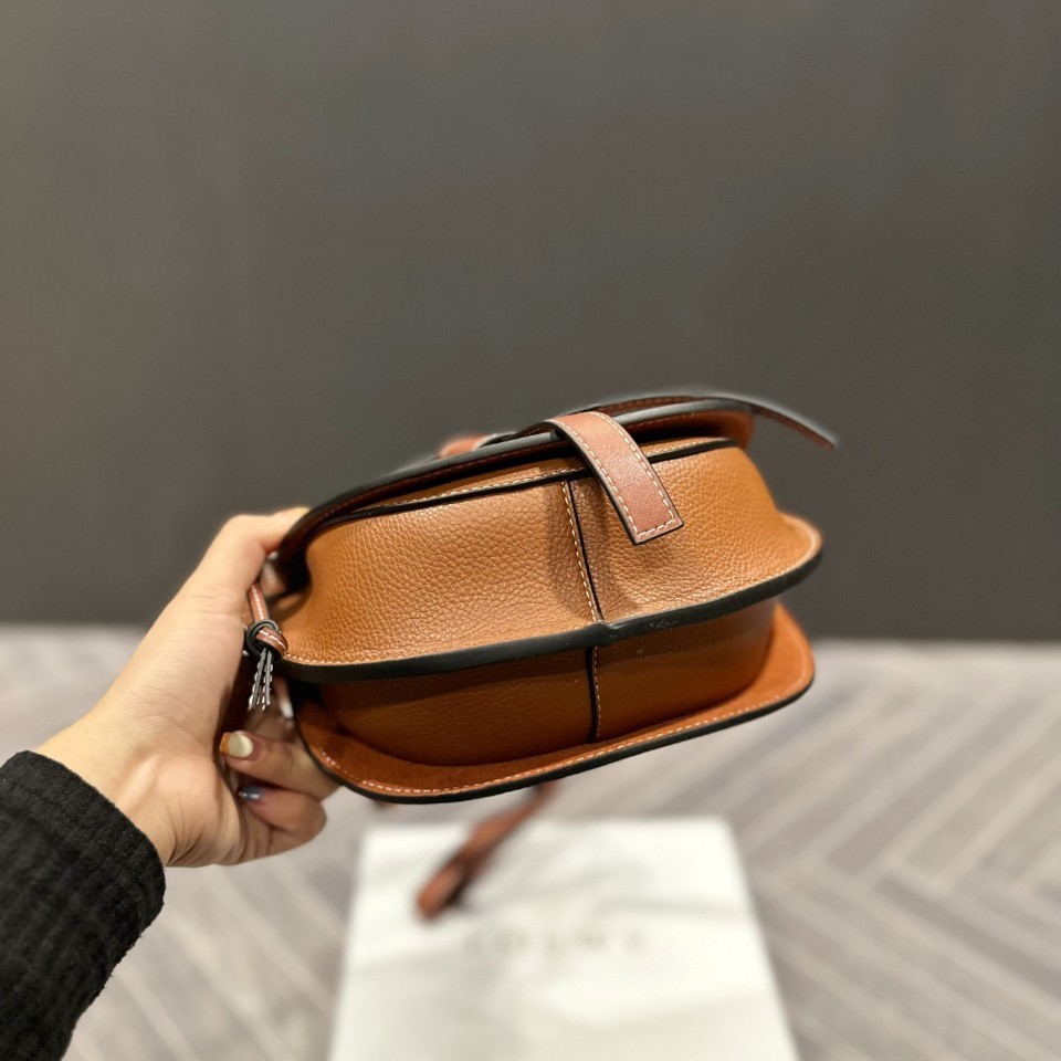 LOEWE gate dual bag / LOEWE CROSSBODY BAG VIP กระเป๋าถือหรือสะพาย Limited ทรงอานม้าสวยอยู่ทรง