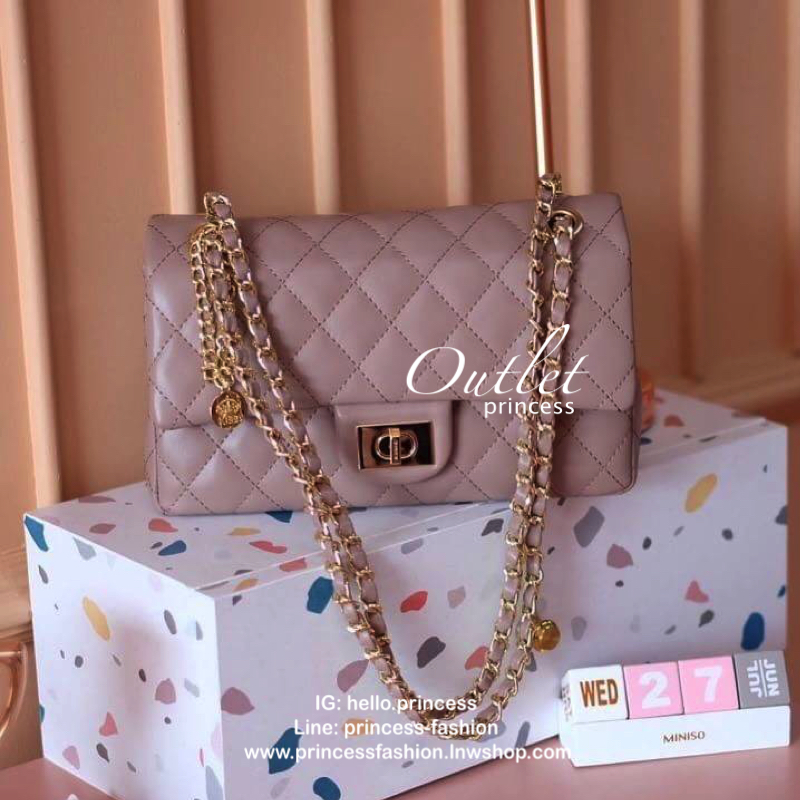 KEEP รุ่น KEEP shoulder Quited chain handbag สวย หรู มากๆ เลยน๊า กระเป๋าอยู่ทรง เย็บตารางสวย แถมใช้หนังตัวใหม่ Microfiber สวย ทน กว่าเดิม รอบนี้มาพร้อมสีใหม่ให้เลือกด้วยนะค๊า